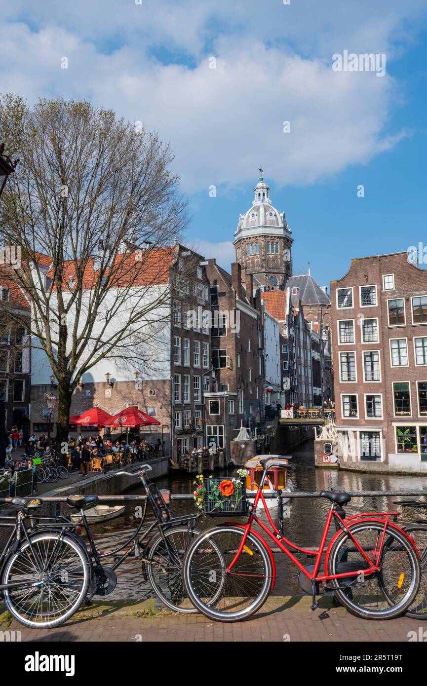 Paesi Bassi, Amsterdam, canali e vita urbana Foto Stock