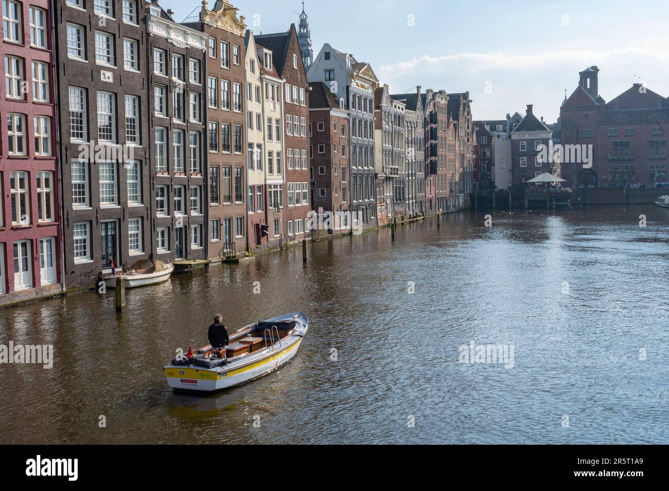 Olanda, Amsterdam, facciate di case sul Damrak Foto Stock