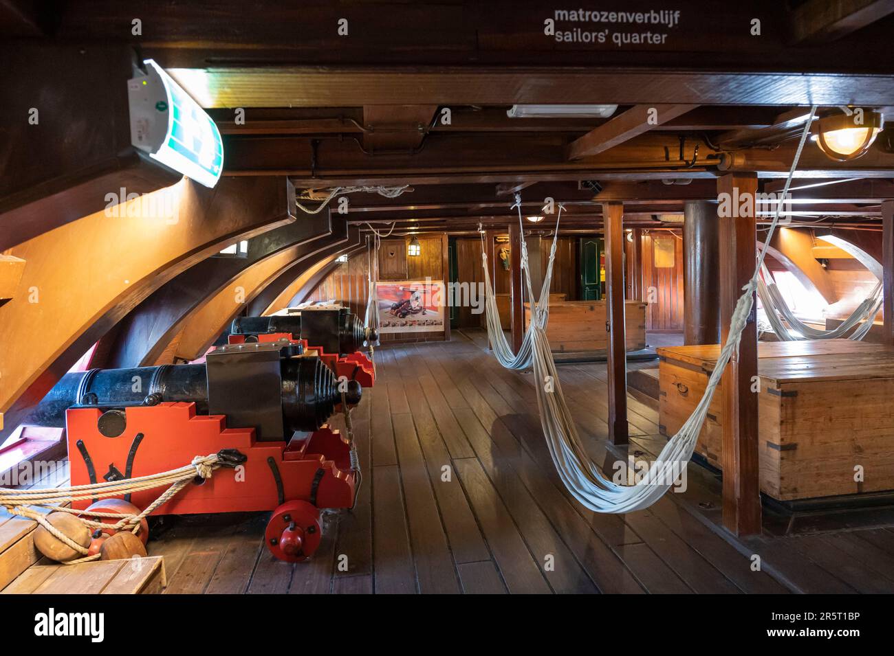 Olanda, Amsterdam, centro, Museo marittimo (Het Scheepvaart Museum) e la ricostruzione di una nave mercantile del XVIII secolo, la barca a vela Amsterdam, la sala dei cannoni Foto Stock