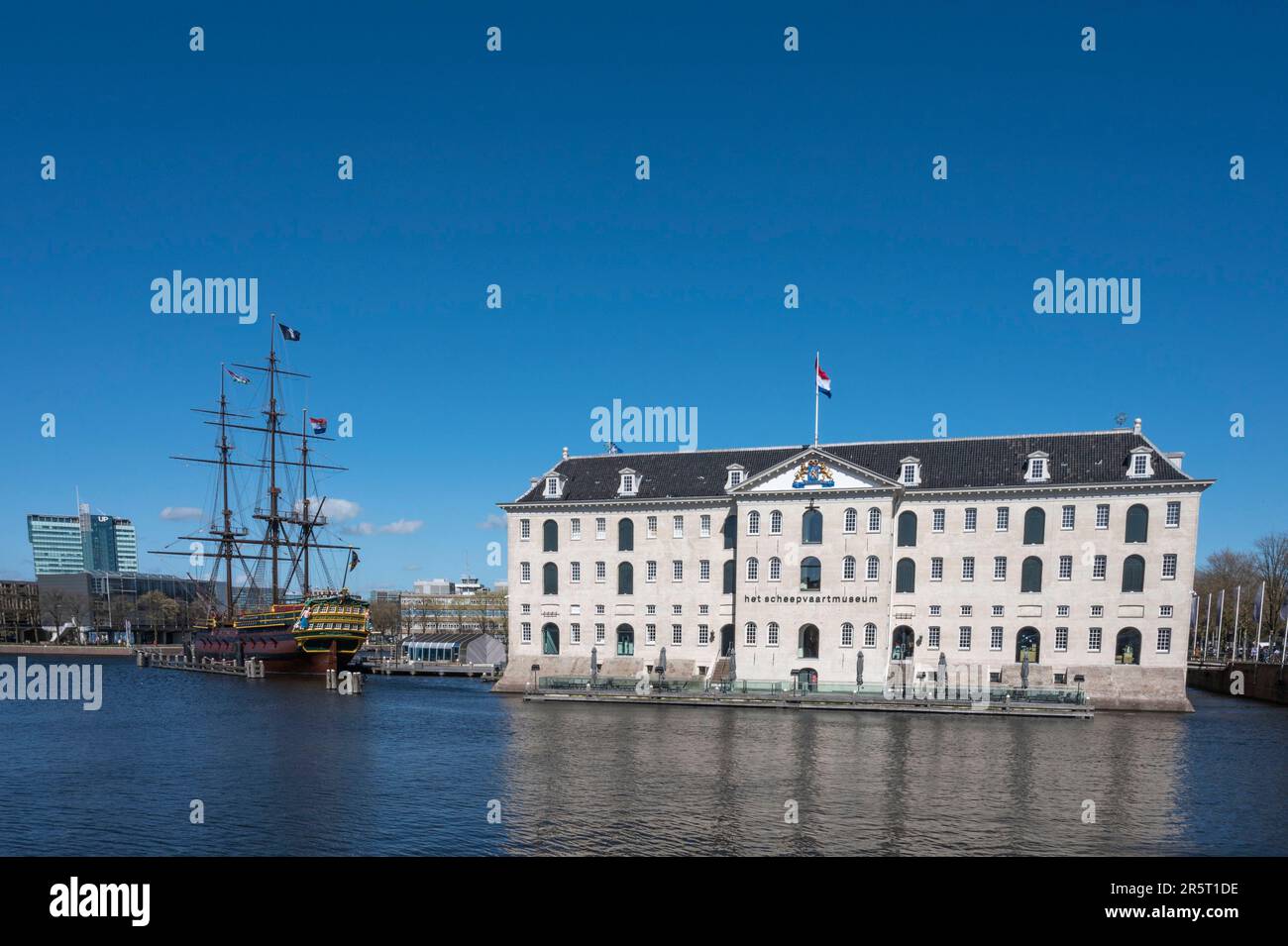 Olanda, Amsterdam, centro, il Museo Marittimo (Het Scheepvaart Museum) e la ricostruzione di una nave mercantile del 18th ° secolo, la barca a vela A. Foto Stock