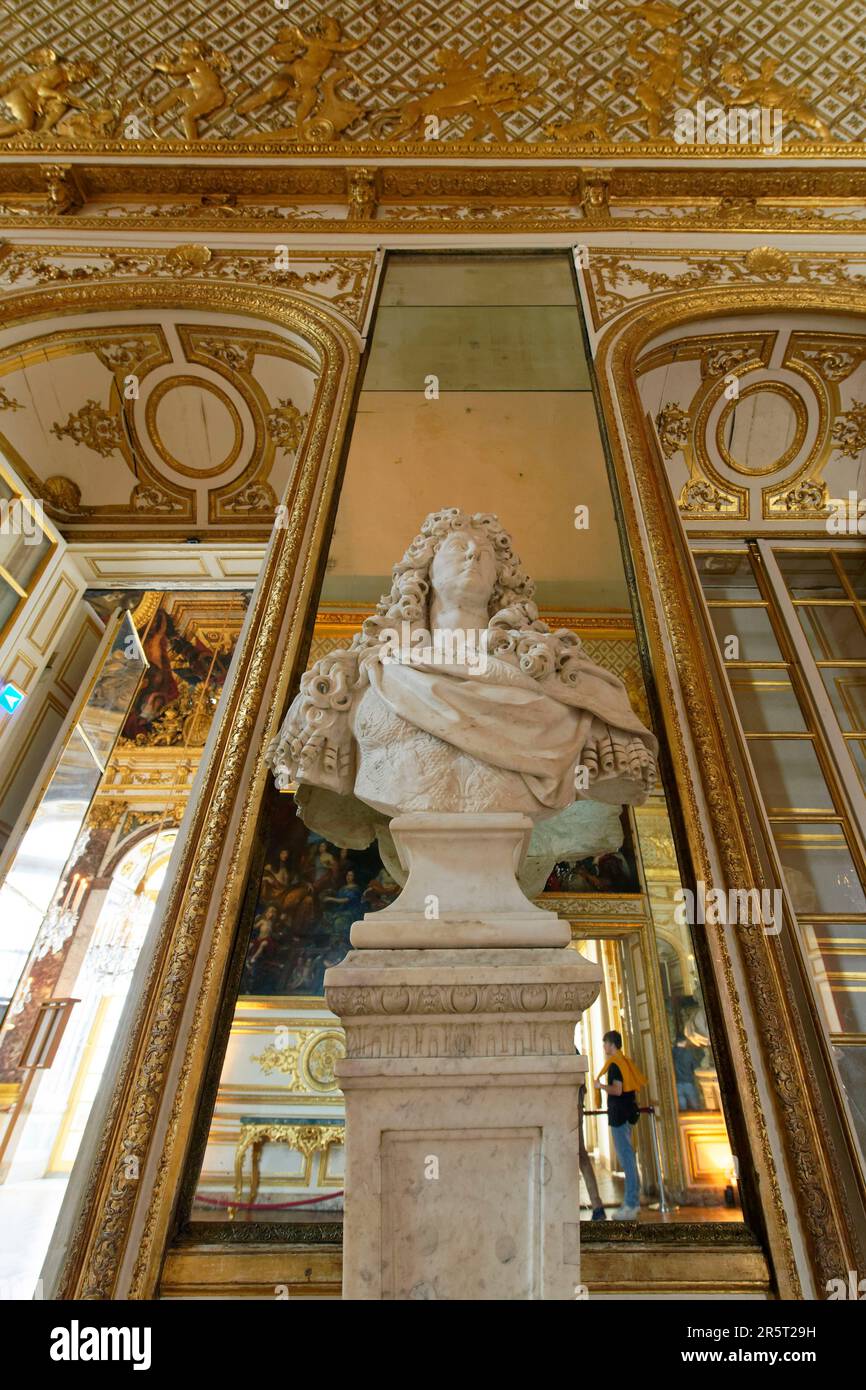Francia, Yvelines, Versailles, Reggia di Versailles dichiarata Patrimonio Mondiale dell'Umanità dall'UNESCO, Appartamenti del Re, Salon de l'Oeil deboeuf (la sala Bull's Eye), Busto in marmo di Louis 14 di Antoine Coysevox (1681) Foto Stock