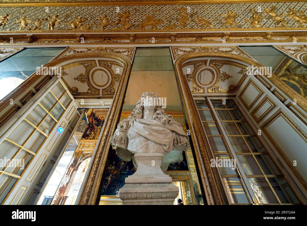 Francia, Yvelines, Versailles, Reggia di Versailles dichiarata Patrimonio Mondiale dell'Umanità dall'UNESCO, Appartamenti del Re, Salon de l'Oeil deboeuf (la sala Bull's Eye), Busto in marmo di Louis 14 di Antoine Coysevox (1681) Foto Stock