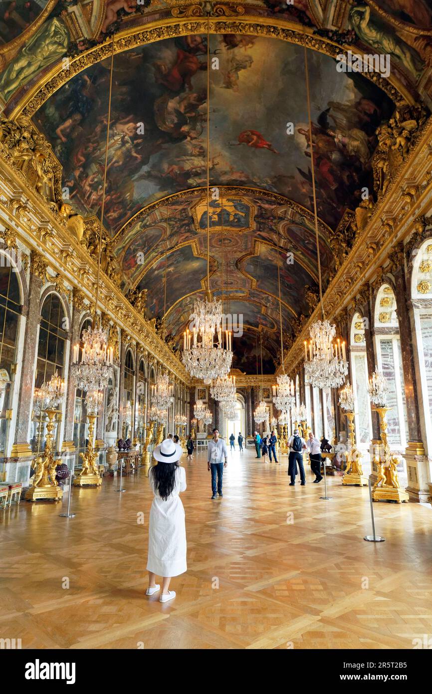 Francia, Yvelines, Versailles, Reggia di Versailles dichiarata Patrimonio dell'Umanità dall'UNESCO, Galerie des Glaces (sala degli specchi), lunghezza 73 m e larghezza 50 m, con 17 finestre e 357 specchi, architetto Jules Hardouin Mansart (1678-1684) Foto Stock