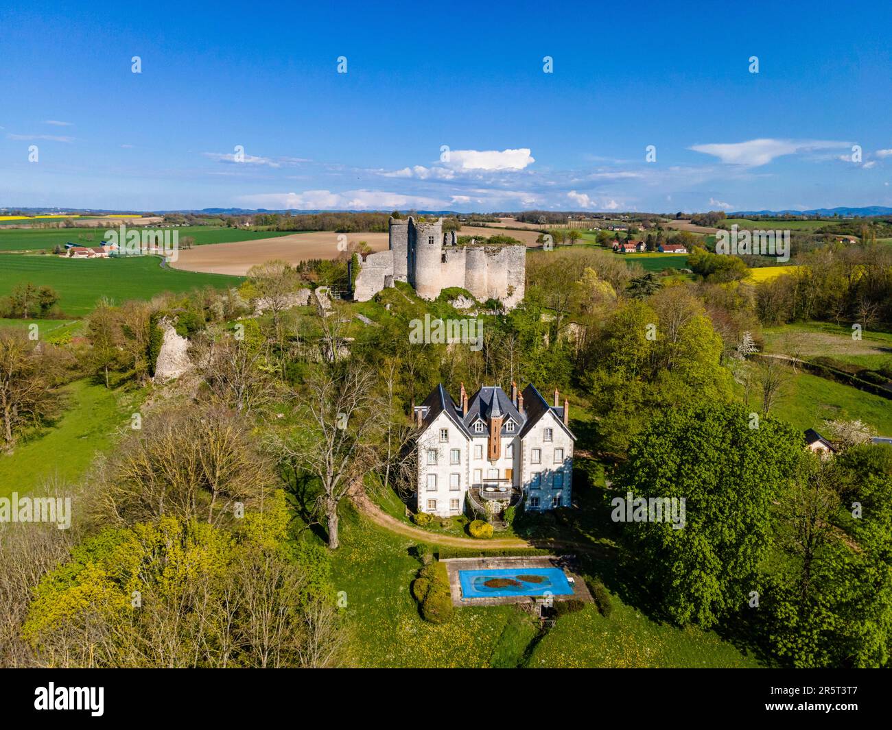 Francia, Allier, Montaigu le Blin, castello fortificato (veduta aerea) Foto Stock