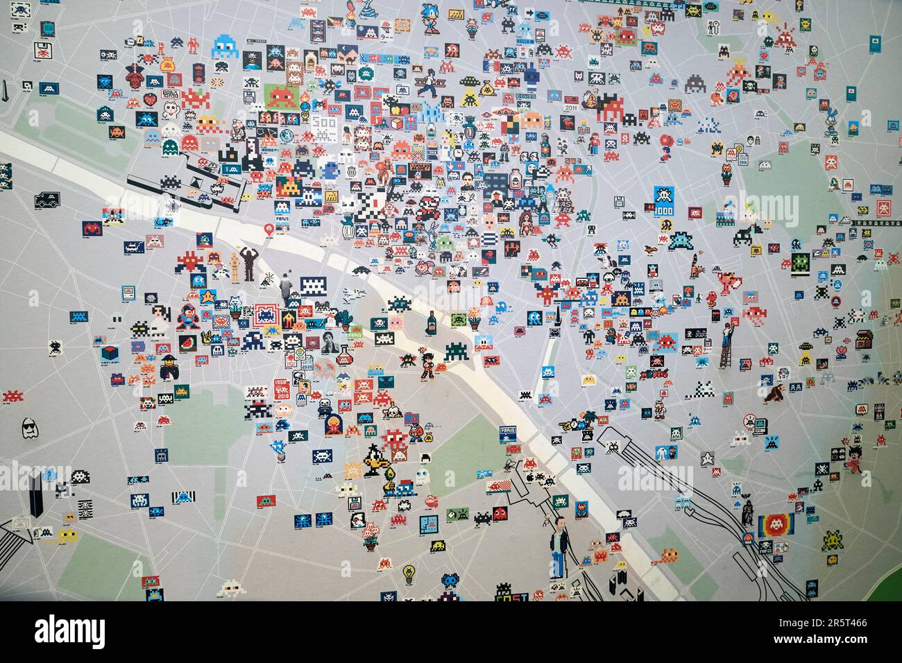 Francia, Parigi, expo capitale(s), 60 anni di arte urbana a Parigi, mappa di Parigi dai mosaici degli Space Invaders dell'artista Invader Foto Stock