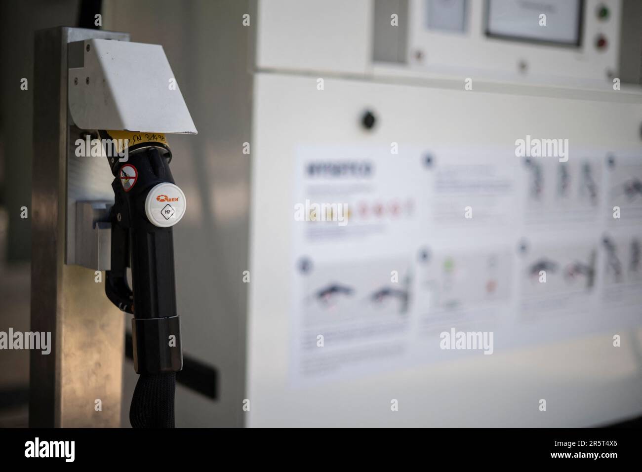Parigi, Francia. 05th giugno, 2023. La nuova stazione di produzione e distribuzione di idrogeno Hysetco a Parigi, in Francia, il 5 giugno 2023. Foto di Eliot Blondet/ABACAPRESS.COM Credit: Abaca Press/Alamy Live News Foto Stock
