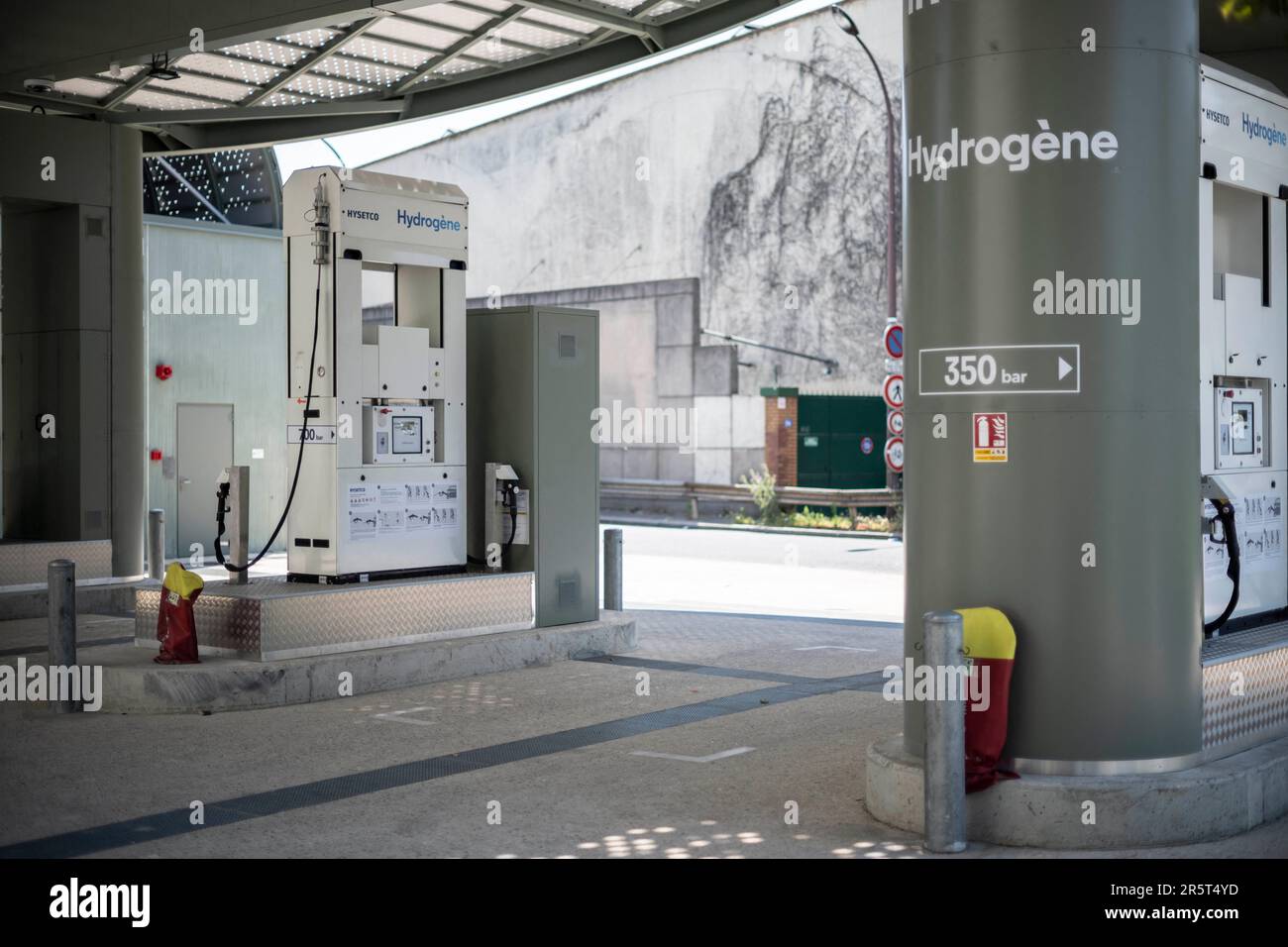 Parigi, Francia. 05th giugno, 2023. La nuova stazione di produzione e distribuzione di idrogeno Hysetco a Parigi, in Francia, il 5 giugno 2023. Foto di Eliot Blondet/ABACAPRESS.COM Credit: Abaca Press/Alamy Live News Foto Stock