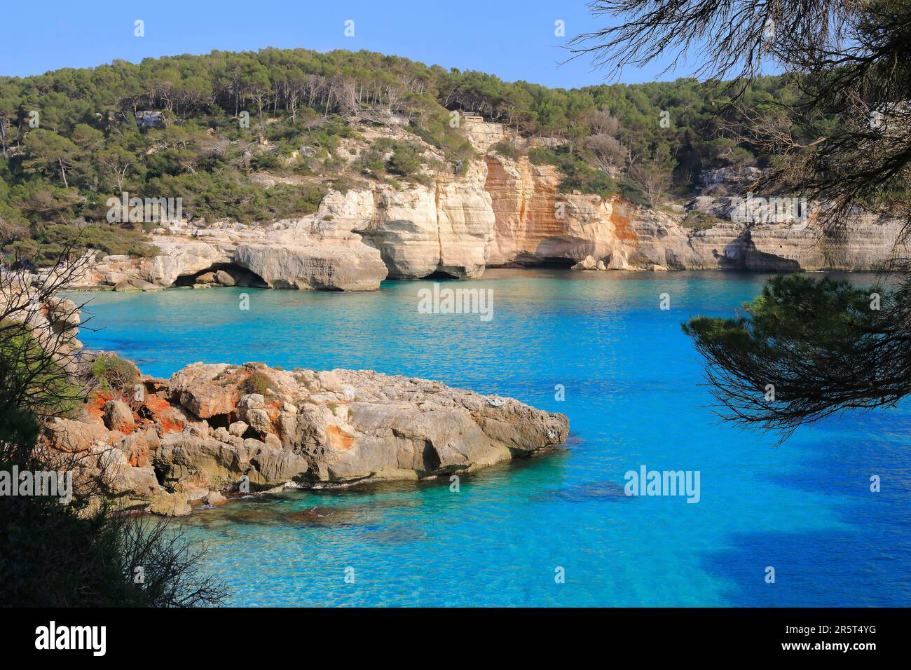 Spagna, Isole Baleari, Minorca, Ferreries, Mitjaneta Beach con Mitjana Beach sullo sfondo Foto Stock