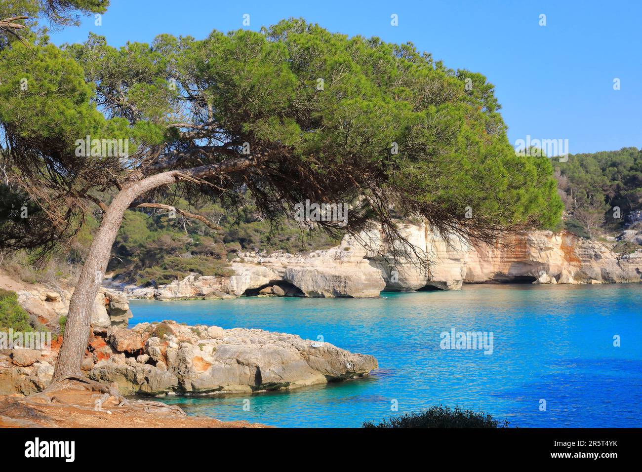 Spagna, Isole Baleari, Minorca, Ferreries, Mitjaneta Beach con Mitjana Beach sullo sfondo Foto Stock
