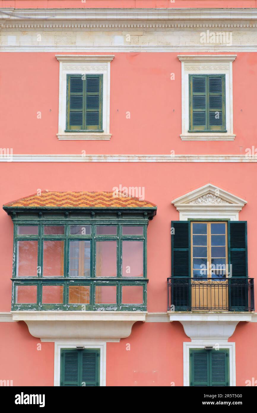 Spagna, Isole Baleari, Minorca, Ciutadella, es Born Square, Palazzo Vivó (19th ° secolo) e la sua facciata neoclassica Foto Stock