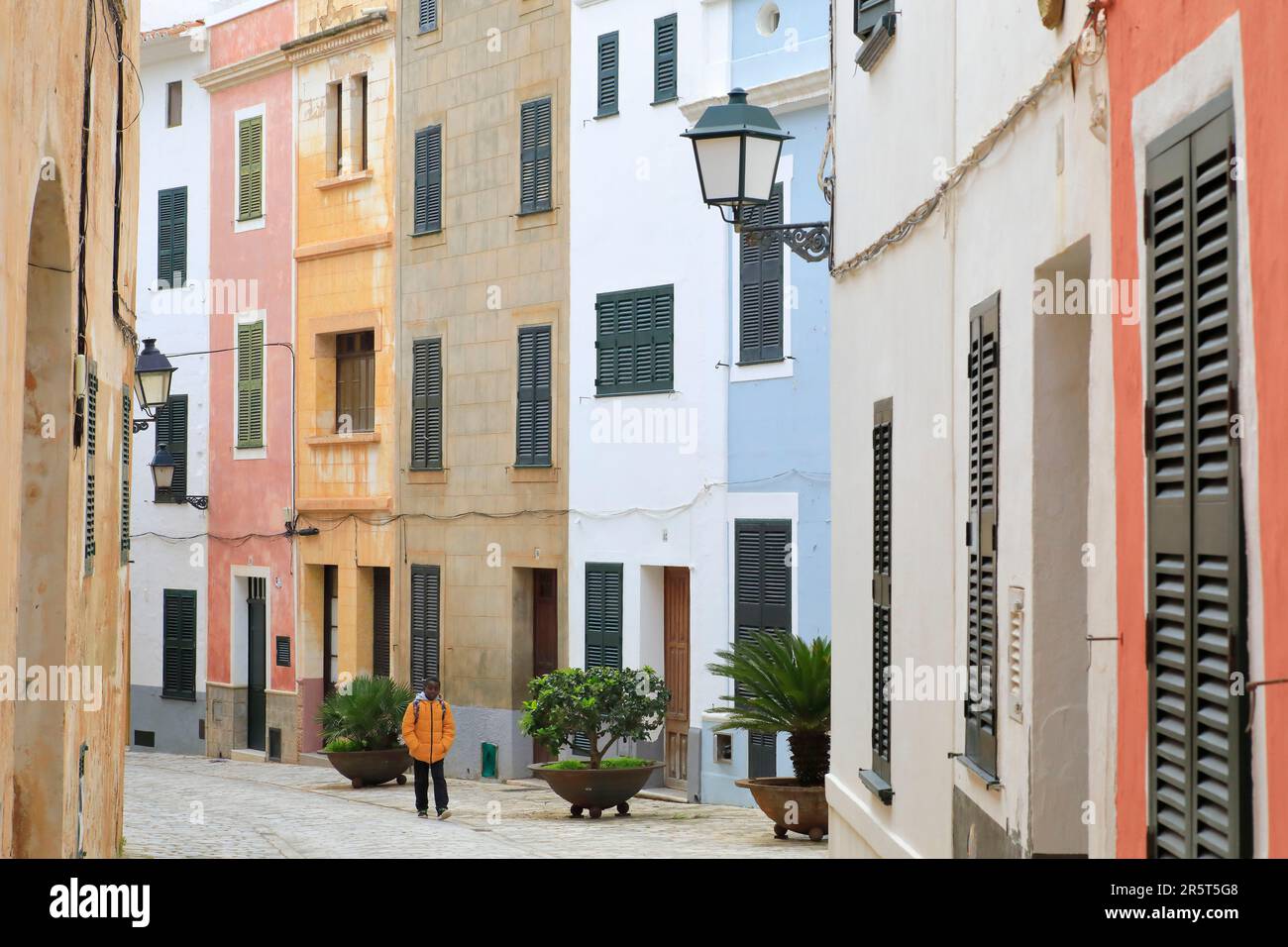 Spagna, Isole Baleari, Minorca, Ciutadella, centro storico, bambino che ritorna dalla scuola Foto Stock