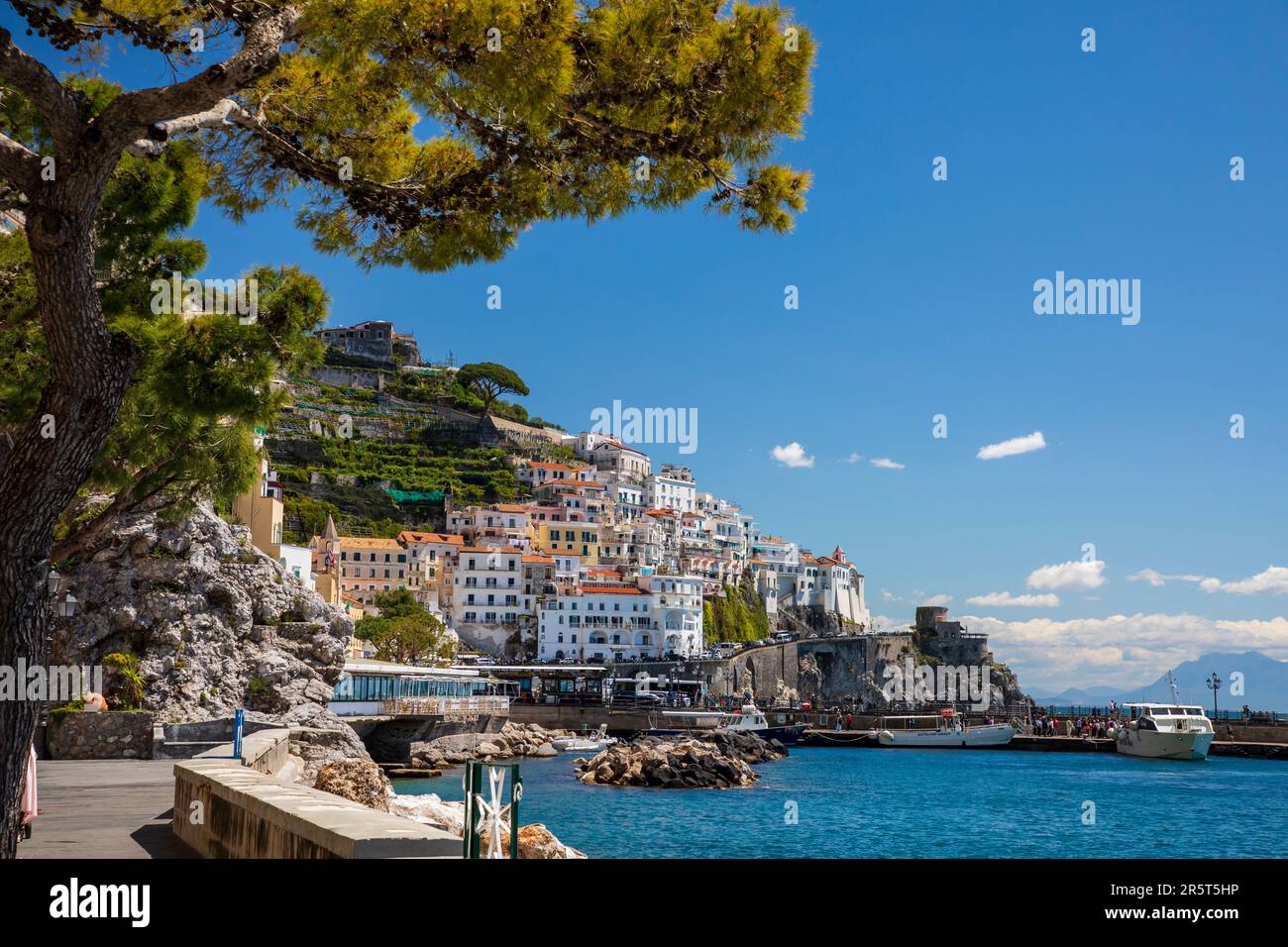 AMALFI CITTÀ, ITALIA - APRILE 26th 2023: Veduta del villaggio di Amalfi, un resort sulla costa italiana circondato da scogliere e paesaggi costieri. Foto Stock