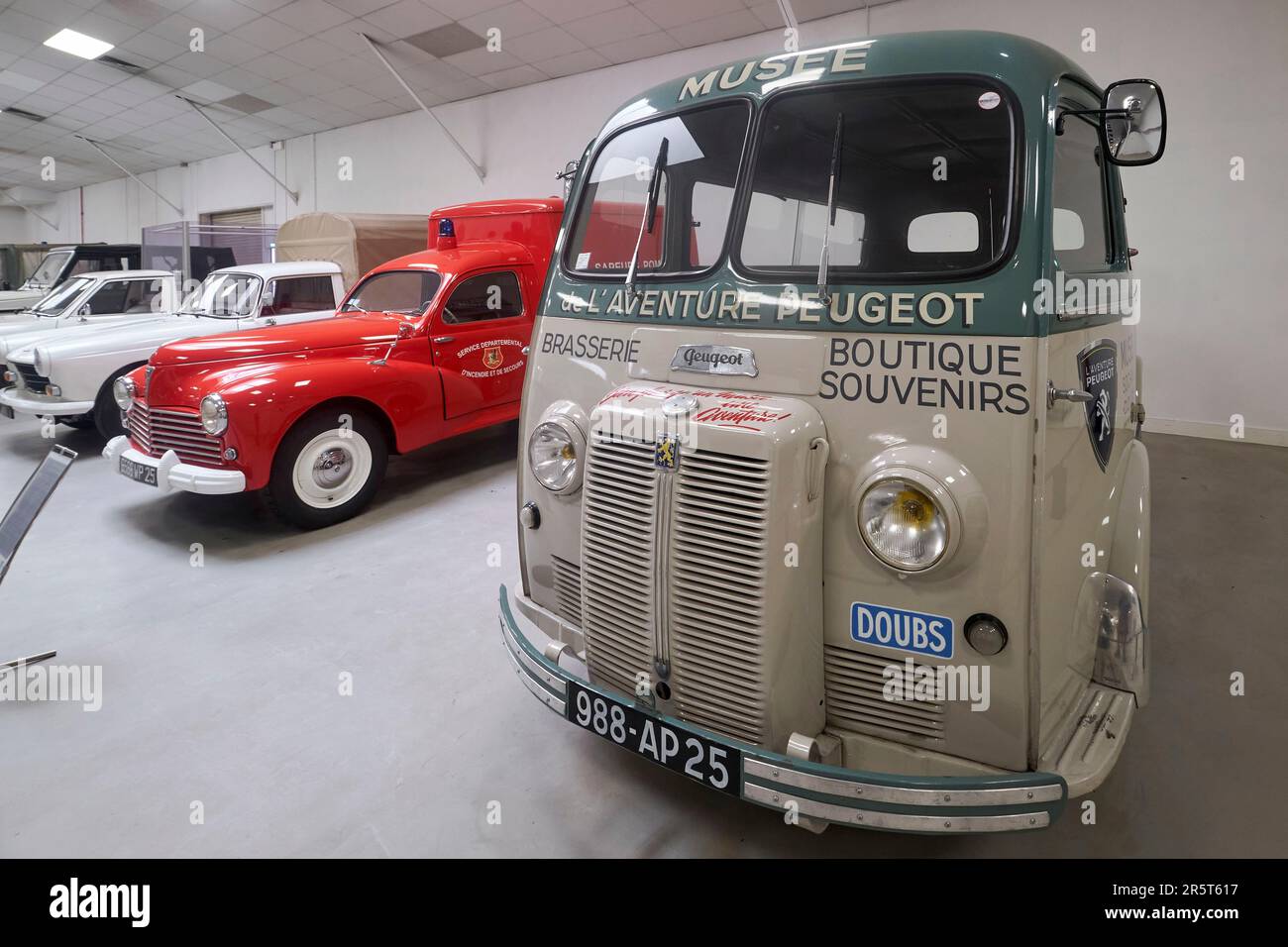 Francia, Doubs, Montbeliard, Sochaux, il museo di avventura Peugeot, Peugeot D4A furgone smaltato dal 1958 soprannominato il naso di maiale Foto Stock