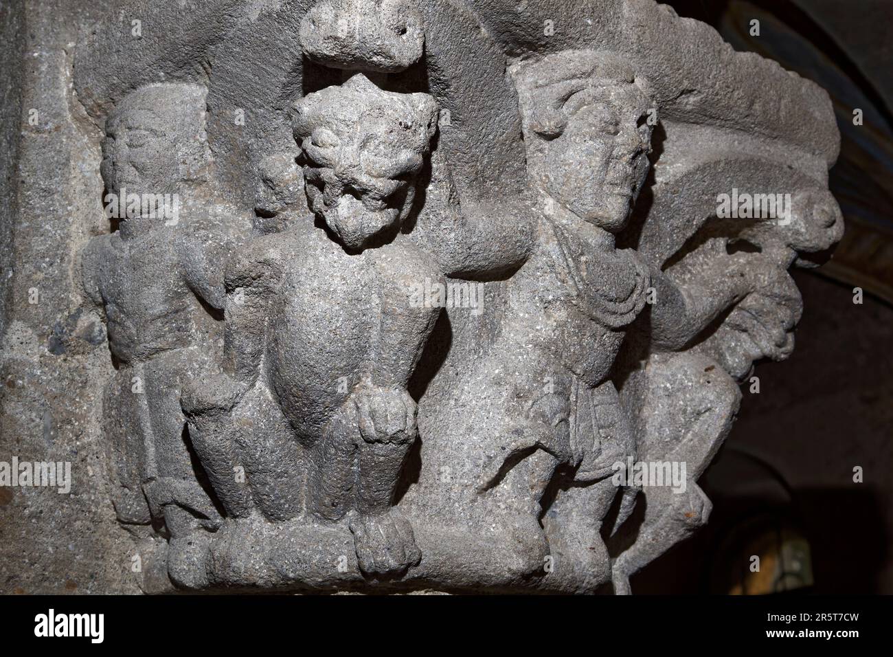 Figura tra mostri - Chiesa di San Colombano - piccolo gioiello del romanico lombardo (12th c.) - Vaprio d'Adda, Milano, Italia Foto Stock