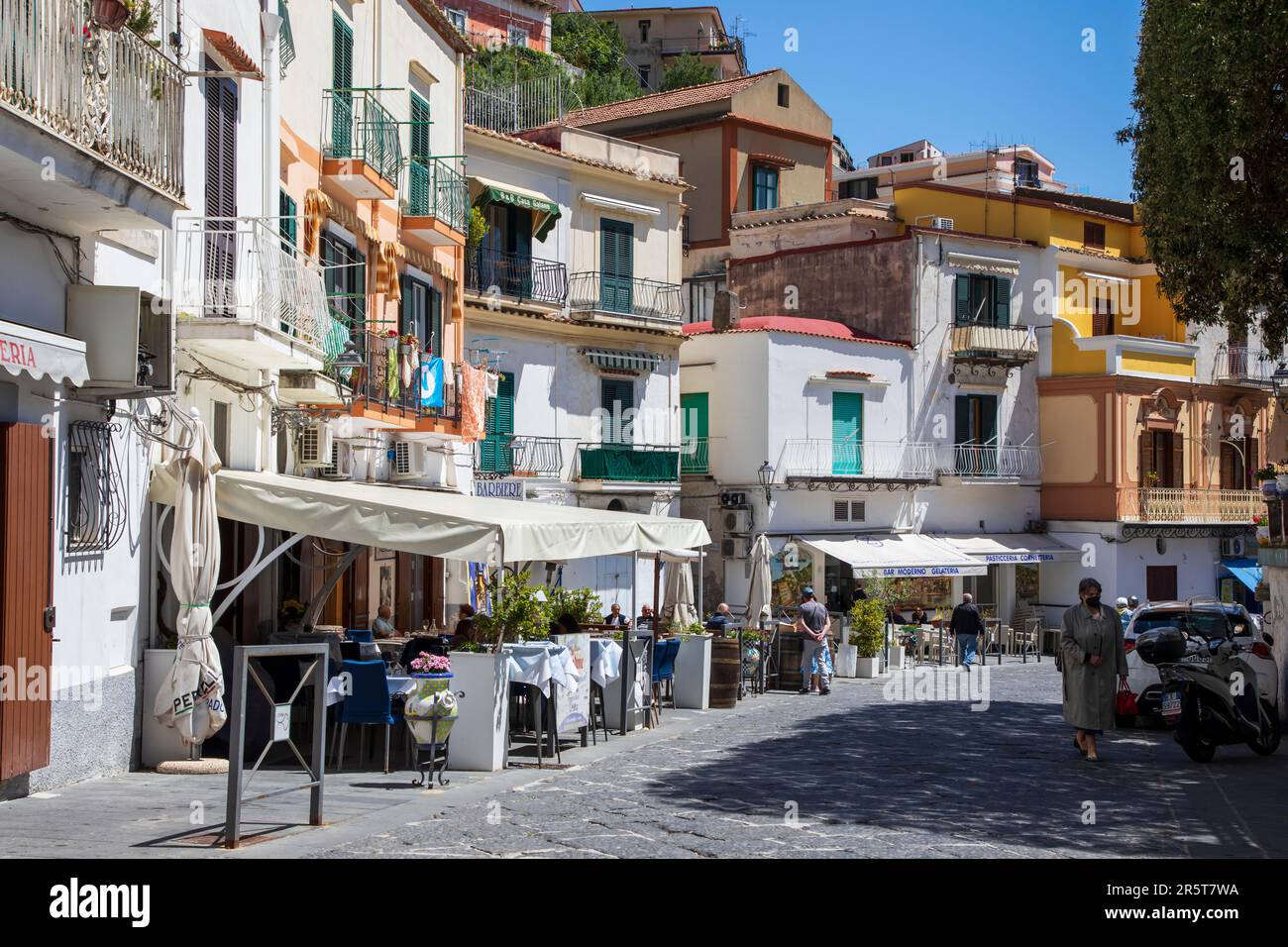 CETARA ITALIA - APRILE 27th 2023: Cetara è un tradizionale villaggio di pescatori della Costiera Amalfitana, rinomato come punto di ritrovo gastronomico Foto Stock