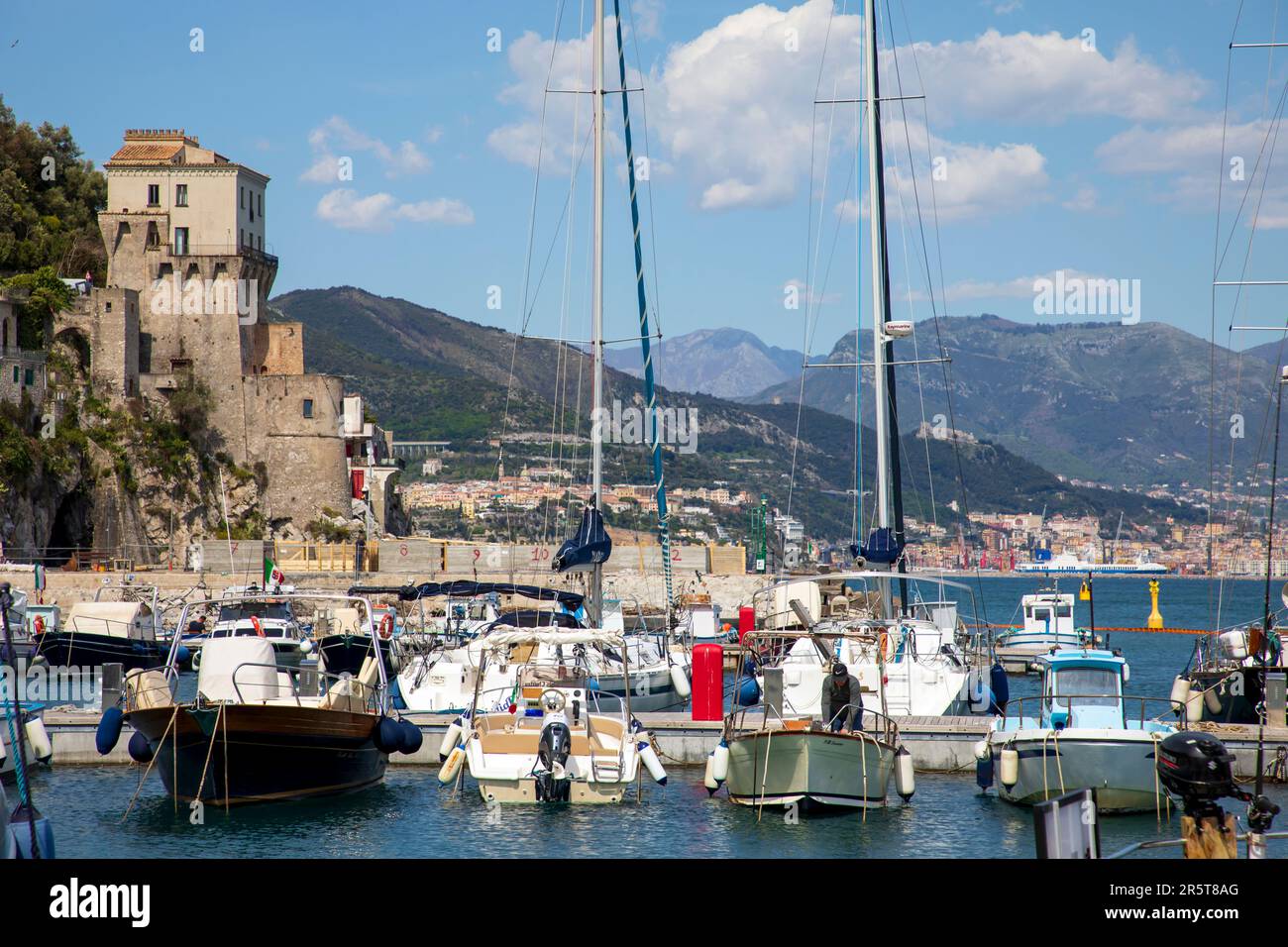 CETARA ITALIA - APRILE 27th 2023: Cetara è un tradizionale villaggio di pescatori della Costiera Amalfitana, rinomato come punto di ritrovo gastronomico Foto Stock