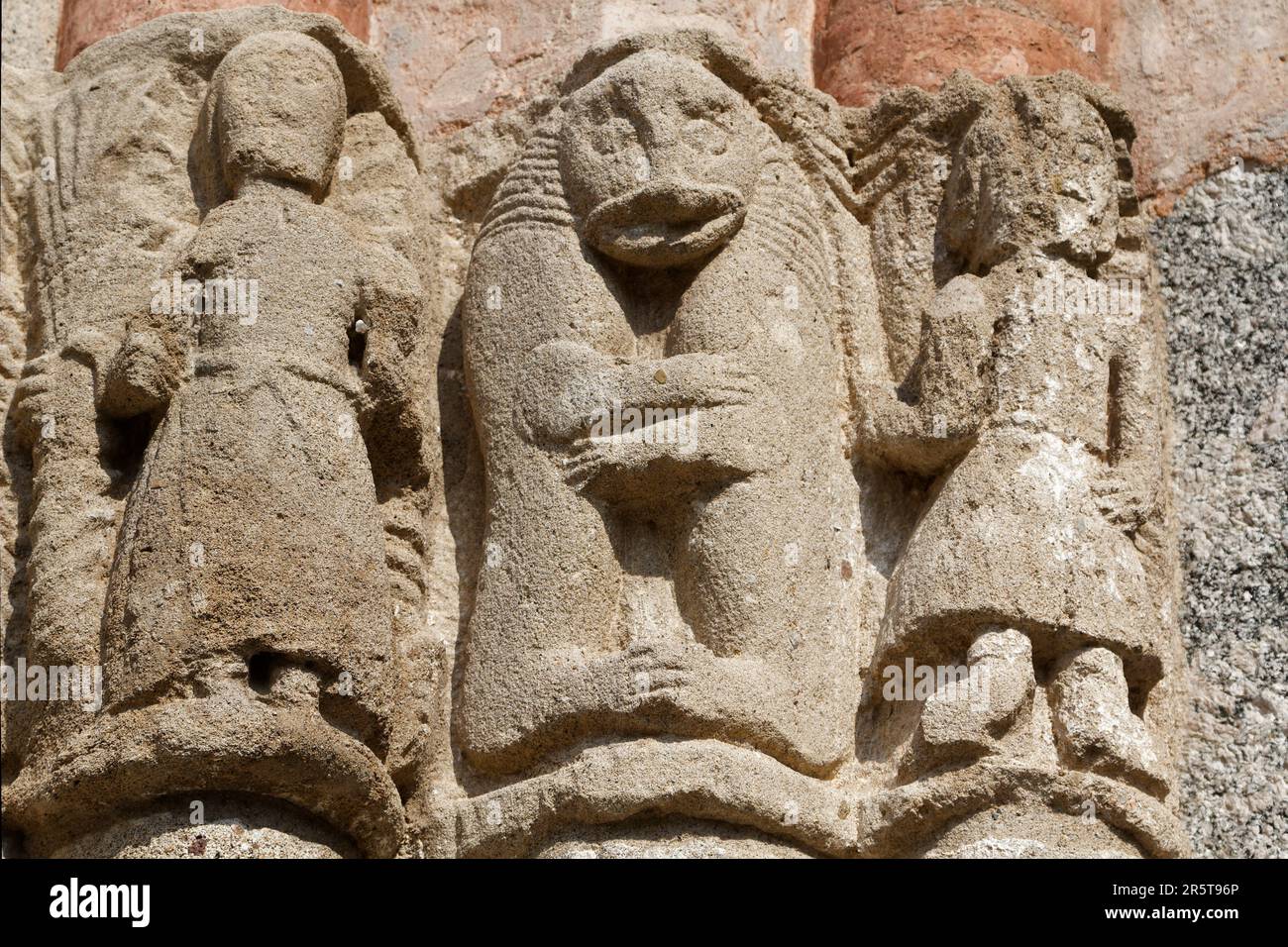 Capitale con figure e due leoni a testa unica - Chiesa di San Colombano - Gemma romanico lombardo (12th c.) - Vaprio d'Adda, Milano, Italia Foto Stock