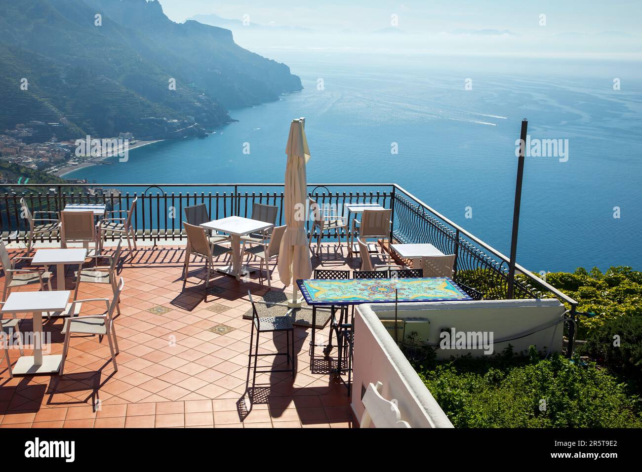 RAVELLO, ITALIA - APRILE 29th 2023: Ravello è una località turistica posta a 365 metri sopra il Mar Tirreno dalla Costiera Amalfitana Foto Stock