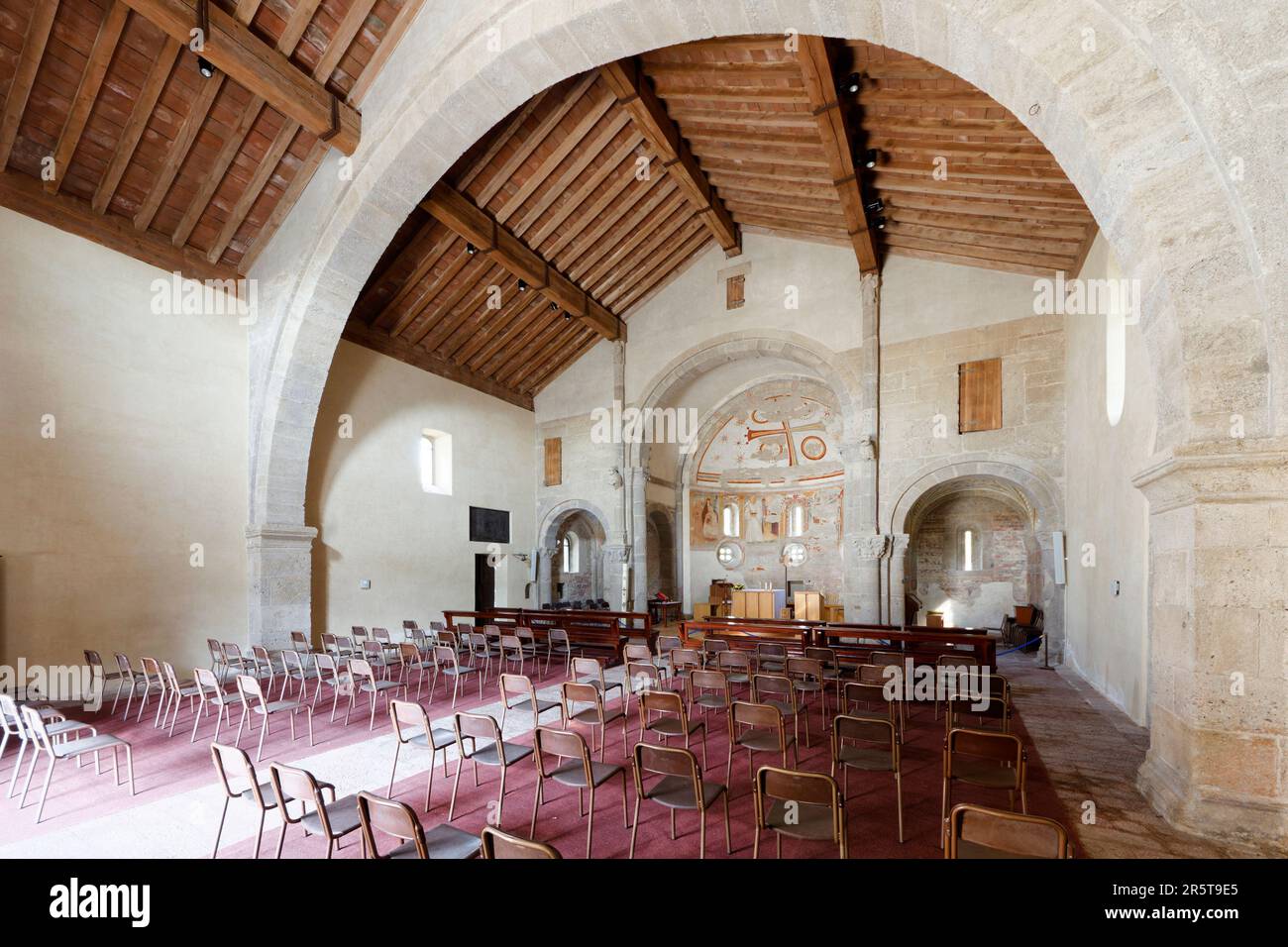 Interno con un grande arco trasversale - Chiesa di San Colombano - piccolo gioiello del romanico lombardo (12th sec.) - Vaprio d'Adda, Milano, Italia Foto Stock