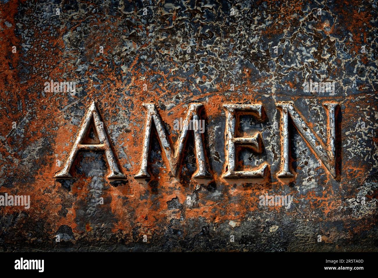 Scultura di preghiera in bronzo metallo intemperiato con parola Amen come fine della preghiera Foto Stock