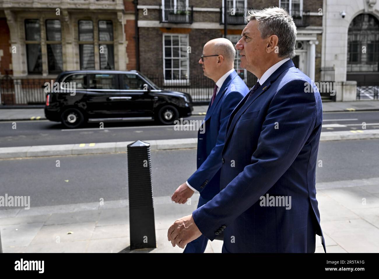 Londra, Regno Unito. 05th giugno, 2023. Lo chef del gabinetto Jambon Jeroen Overmeer e il presidente del ministro fiammingo Jan Jambon hanno illustrato durante l'arrivo della delegazione fiamminga il primo giorno di una missione diplomatica nel Regno Unito, a Londra, lunedì 05 giugno 2023. FOTO DI BELGA DIRK WAEM Credit: Agenzia Notizie di Belga/Alamy Live News Foto Stock