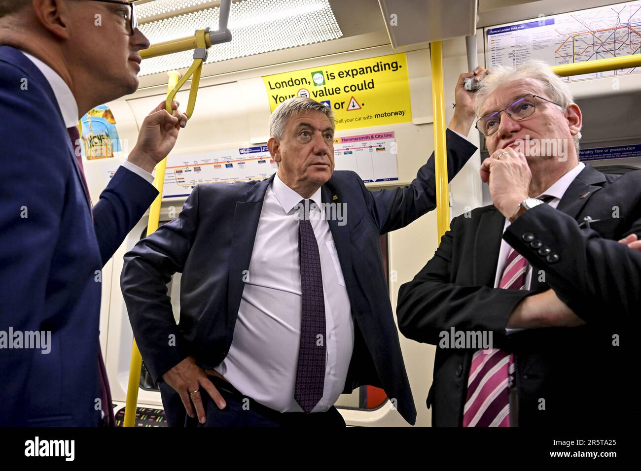 Londra, Regno Unito. 05th giugno, 2023. Il Presidente del Ministro fiammingo Jan Jambon e il consigliere Pol Van Den Driessche hanno illustrato il fatto di prendere la metropolitana durante l'arrivo della delegazione fiamminga il primo giorno di una missione diplomatica nel Regno Unito, a Londra, lunedì 05 giugno 2023. FOTO DI BELGA DIRK WAEM Credit: Agenzia Notizie di Belga/Alamy Live News Foto Stock