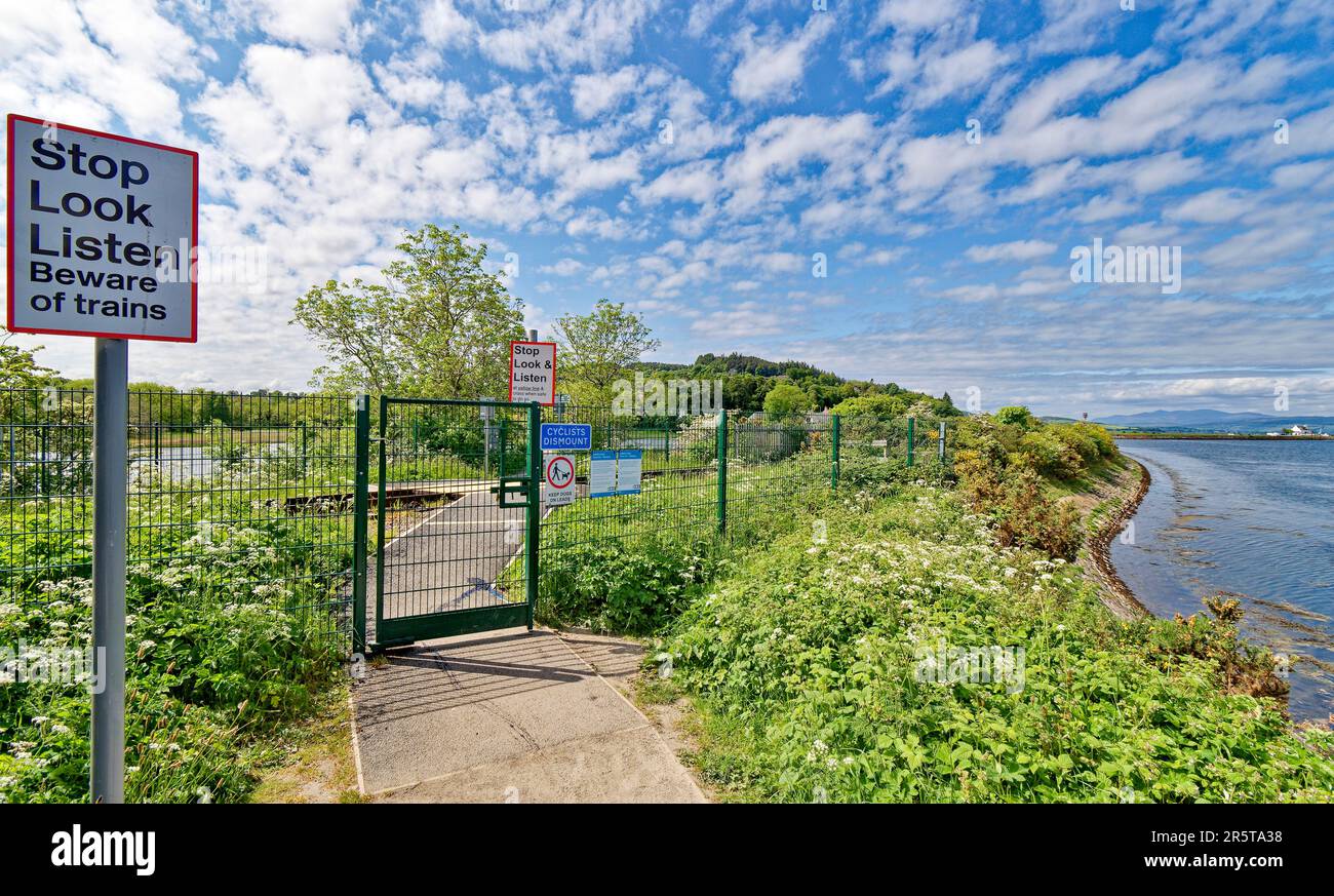 Inverness Scotland, sentiero pedonale e passaggio a livello vicino alla Riserva Naturale di Merkinch all'inizio dell'estate e vista sul Beauly Firth Foto Stock