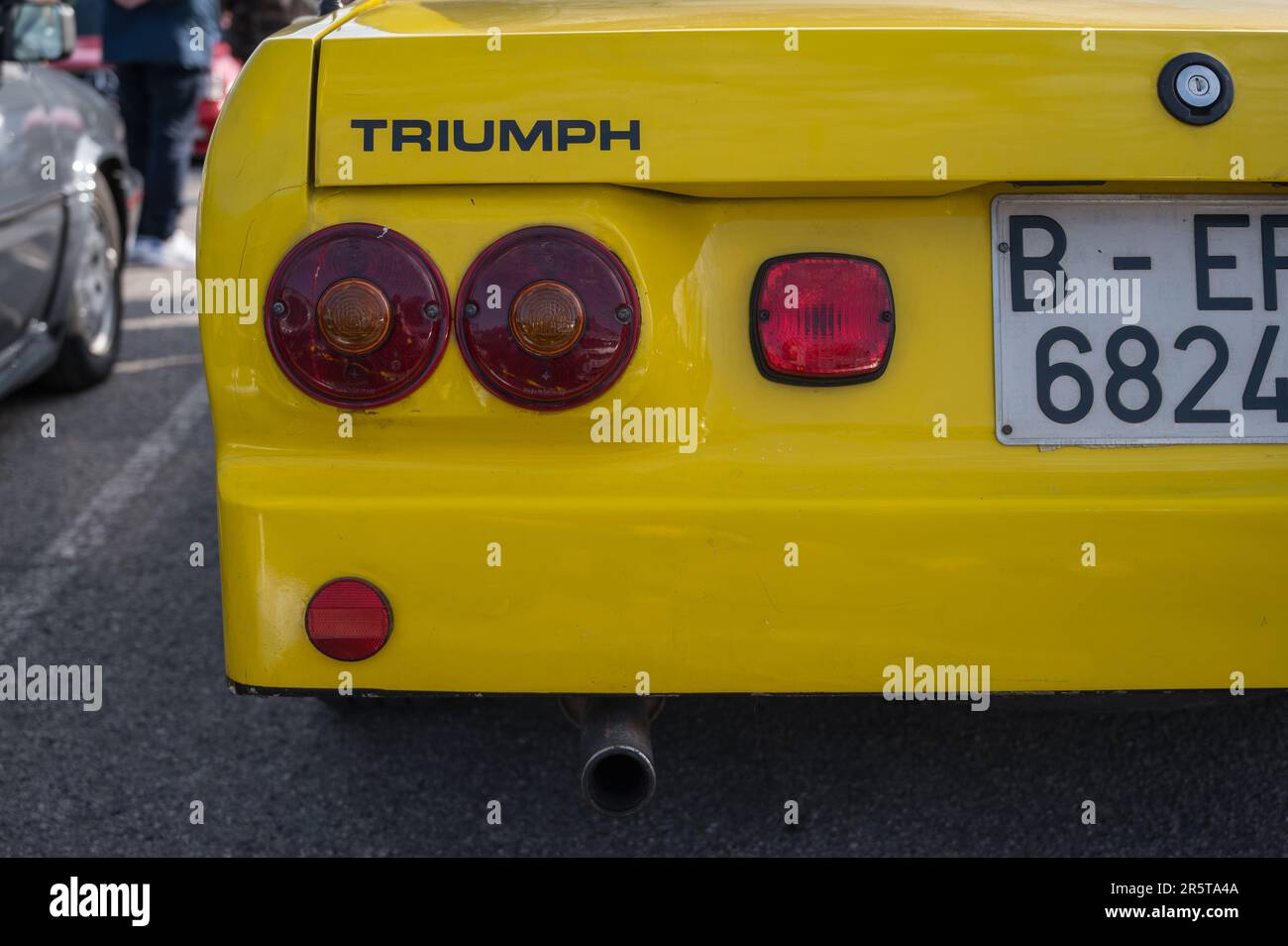 Particolare della vista posteriore di una classica vettura sportiva inglese, il giallo Triumph TR7 Foto Stock