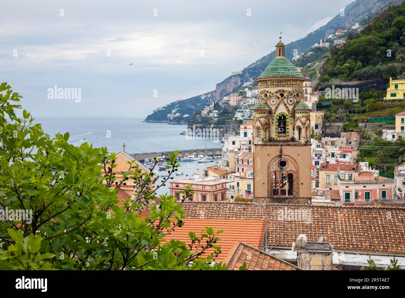 AMALF TOWN, ITALY - APRILE 30th 2023: Vista sul villaggio di Amalfi, un resort sulla costa italiana circondato da scogliere e paesaggi costieri. Foto Stock