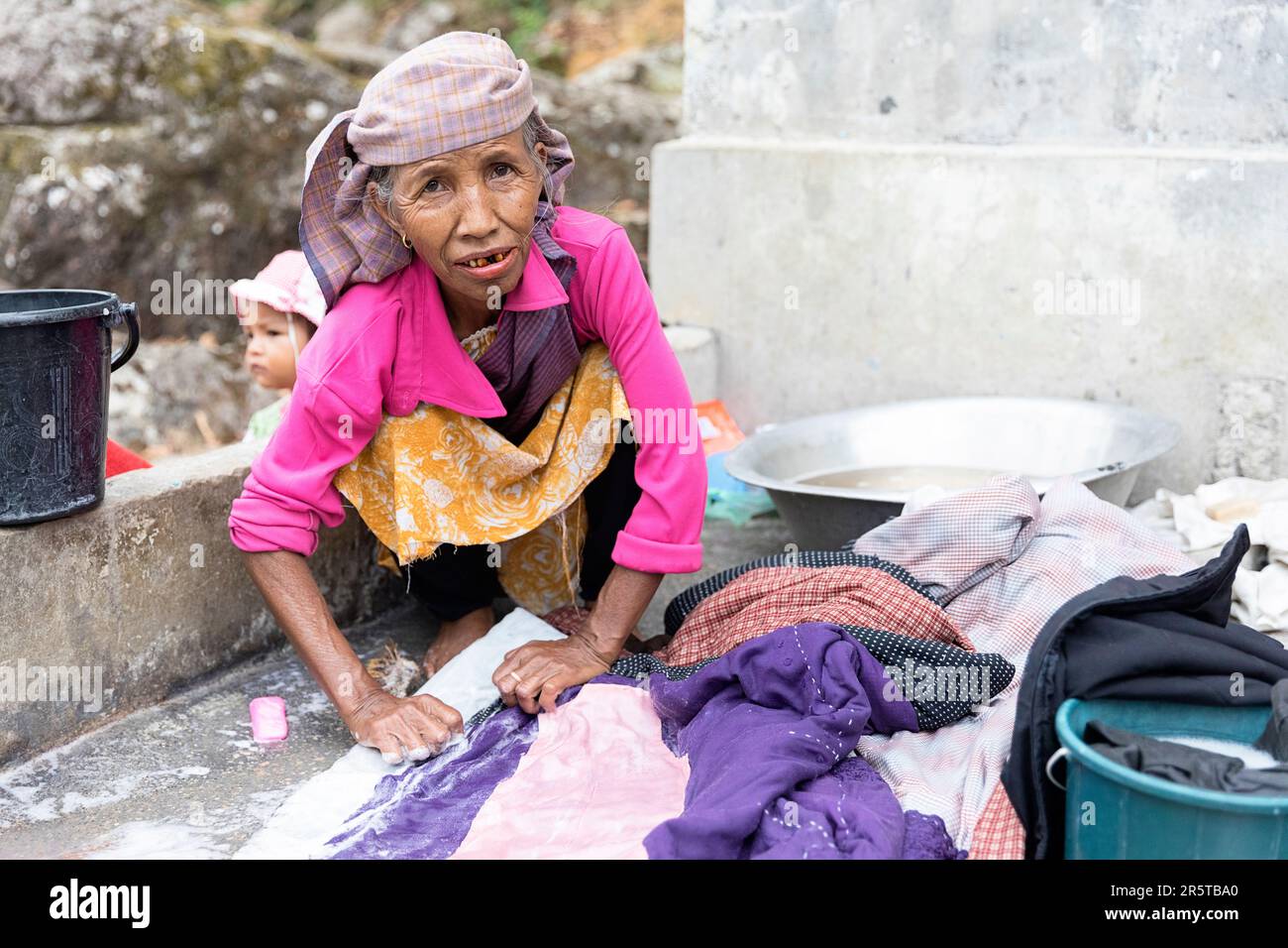 Signora dalla tribù khasi che fa lavanderia in un piccolo villaggio tradizionale nella regione di shillong in meghalaya, india Foto Stock