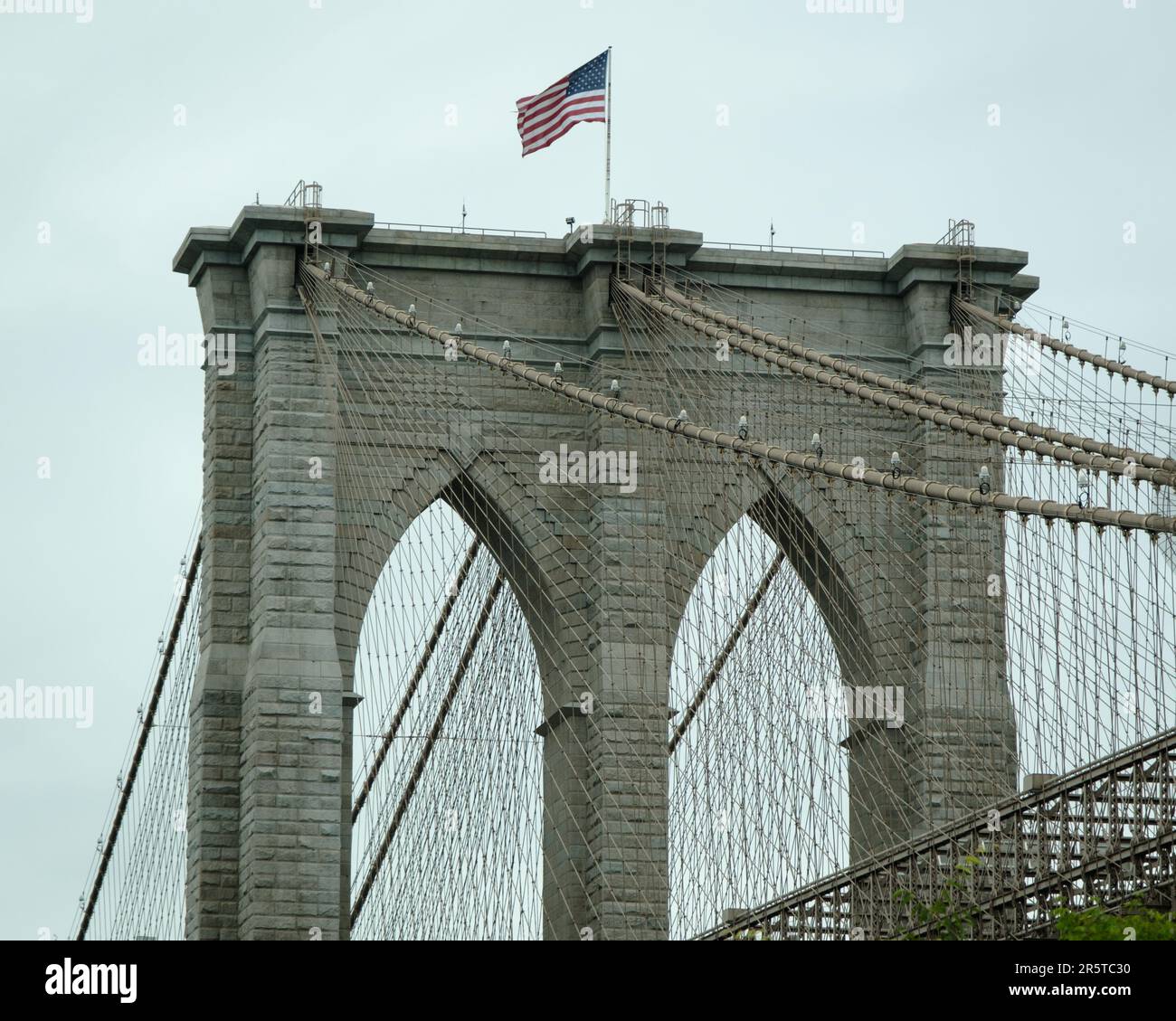 Dettagli architettonici del Ponte di Brooklyn da Brooklyn, New York Foto Stock