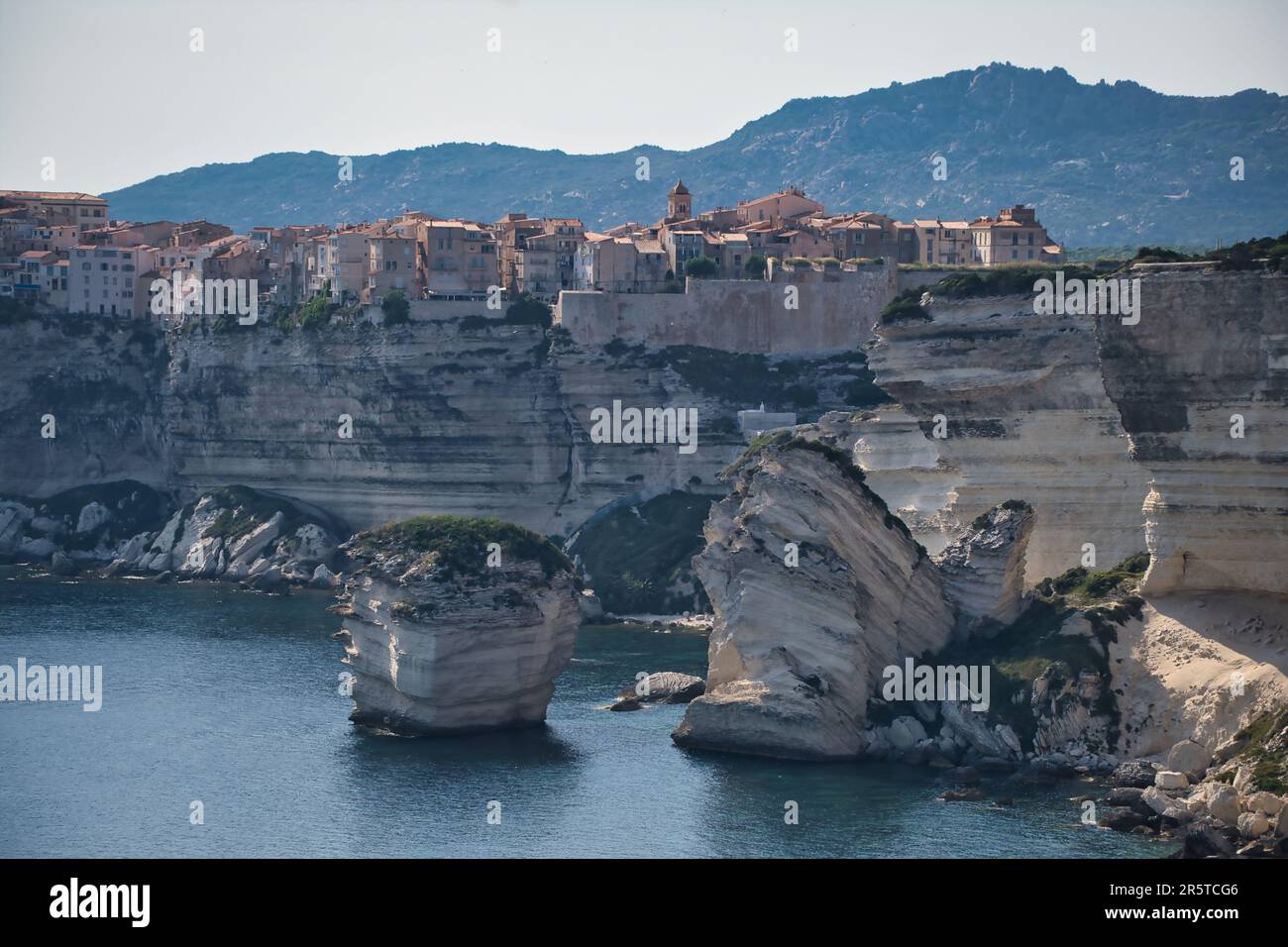 Impressionante vista sulla fortezza di Bonifacio in cima alla scogliera Foto Stock