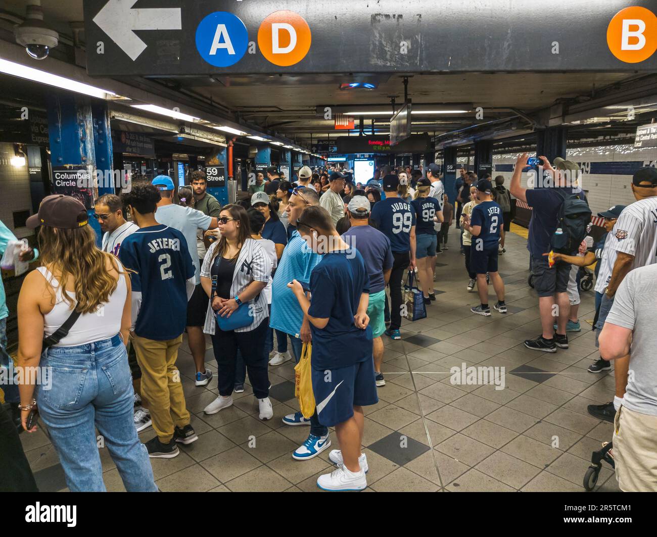 I fan di Yankee aspettano un treno D presso l'affollata 59th Street-Columbus Circle Station nella metropolitana di New York domenica 28 maggio 2023. (© Richard B. Levine) Foto Stock