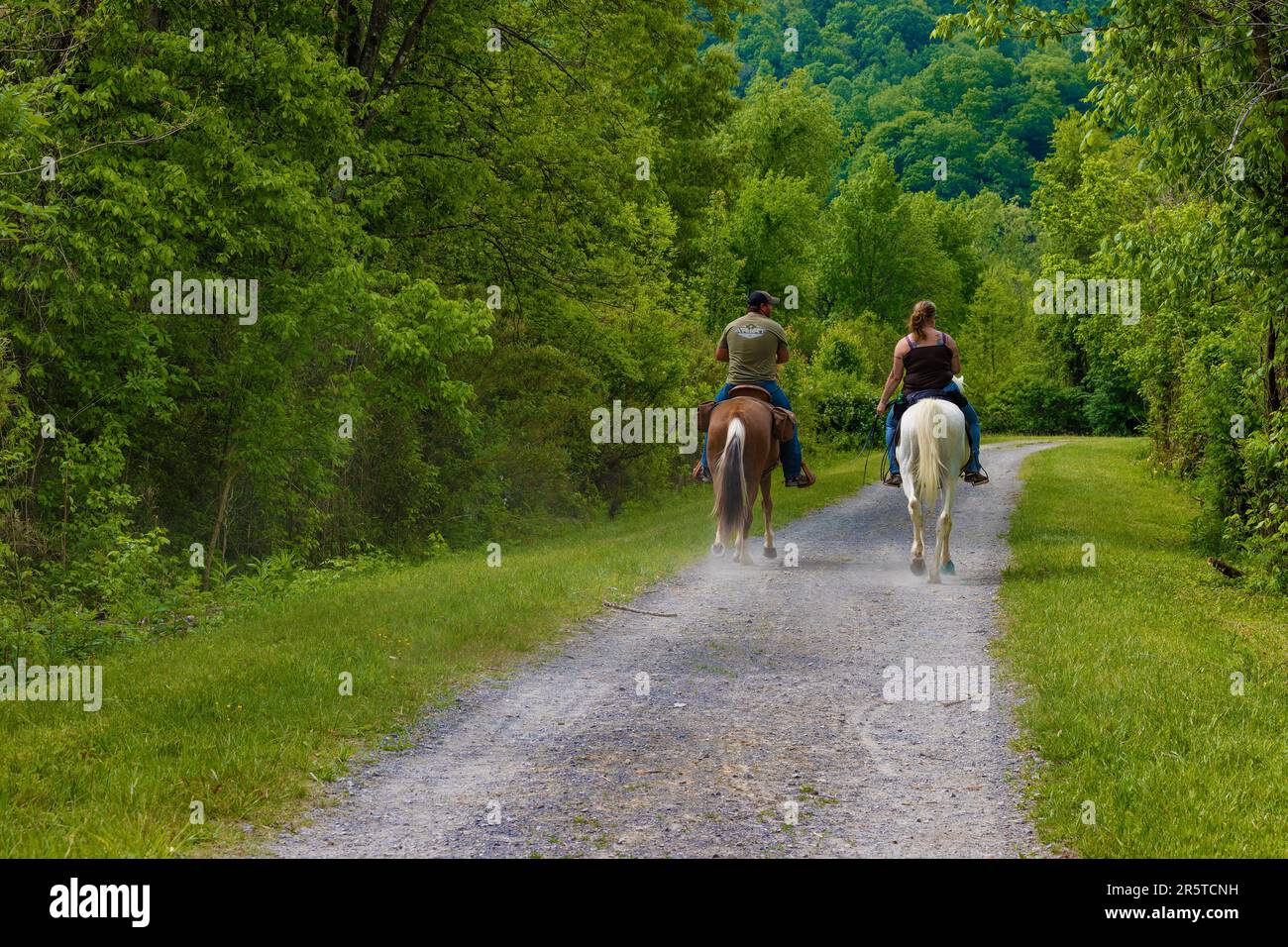 Church Hill, Tennessee, USA - 6 maggio 2023: Due persone tornano a cavallo durante la primavera sul Phipps Bend Trail vicino a Church Hill, Tennessee. Foto Stock