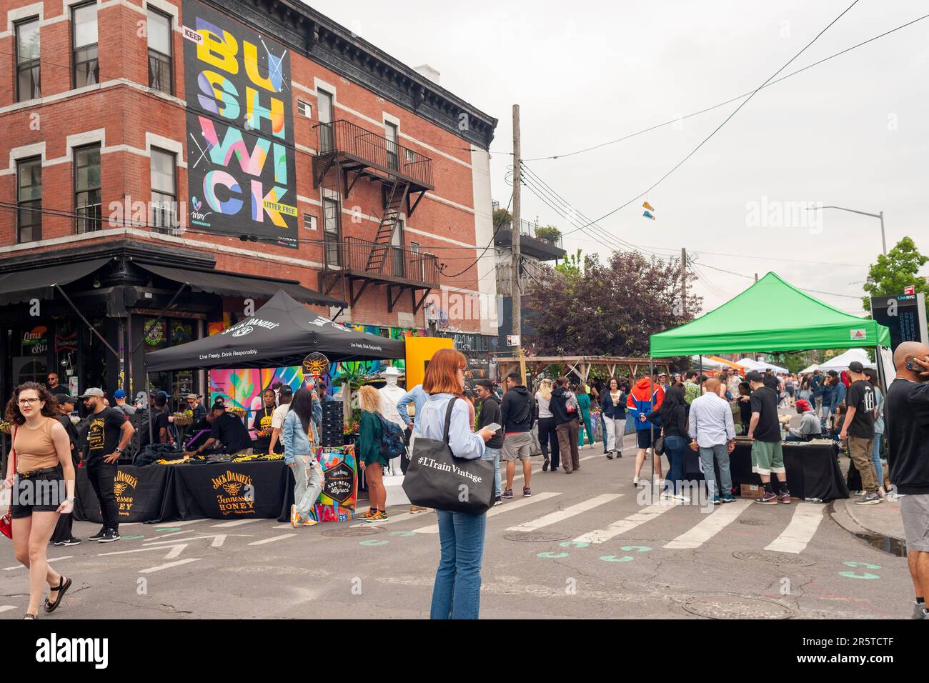 Migliaia di persone si riversano a Bushwick, Brooklyn a New York, per l'annuale Bushwick Collective Block Party sabato 3 giugno 2023. La musica e le feste ne portarono alcuni, ma la vera attrazione furono i nuovi murales di artisti 'graffiti' che decorano le pareti degli edifici che il collettivo usa. (© Richard B. Levine) Foto Stock