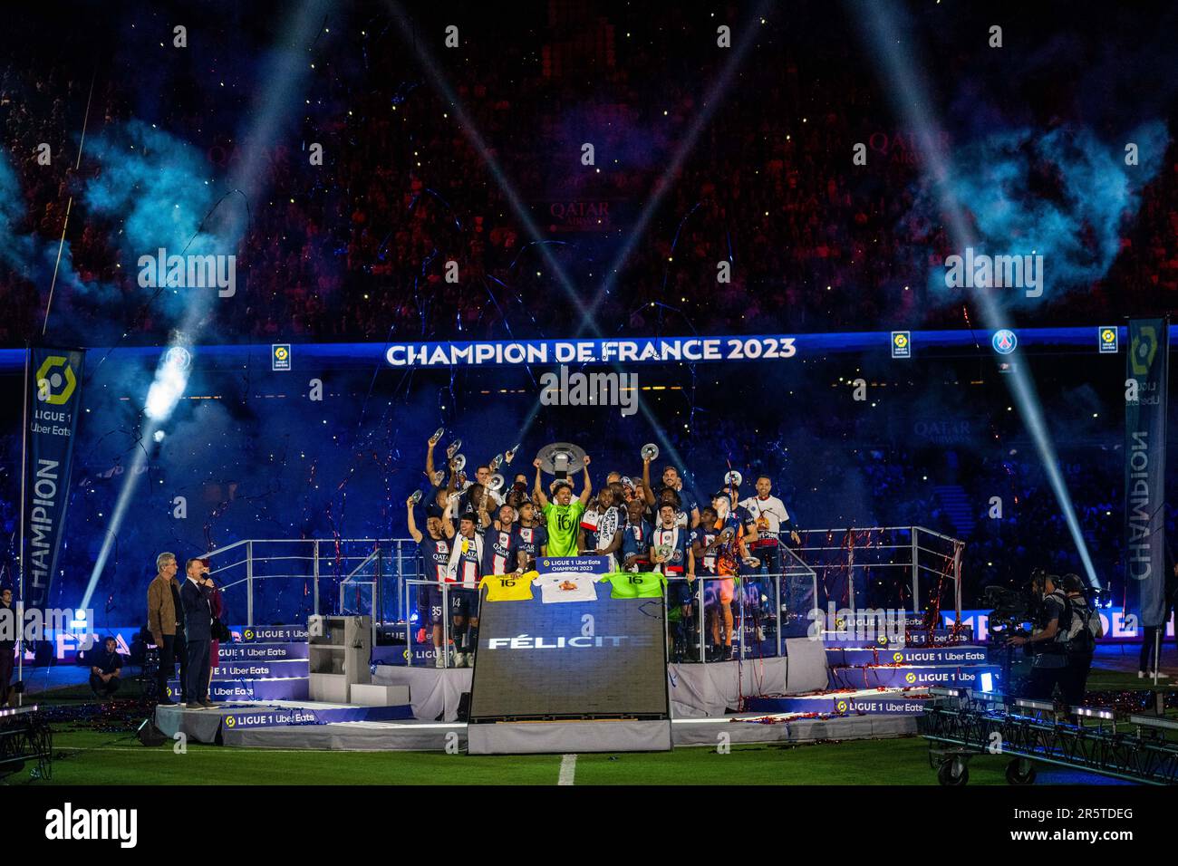 PARIGI, FRANCIA - GIUGNO 3: I giocatori PSG festeggiano dopo aver celebrato il titolo di Ligue 1, Lionel messi, Kylian Mbappe, Neymar, Marquinhos, Sergio Ramos, Achraf Hak Foto Stock