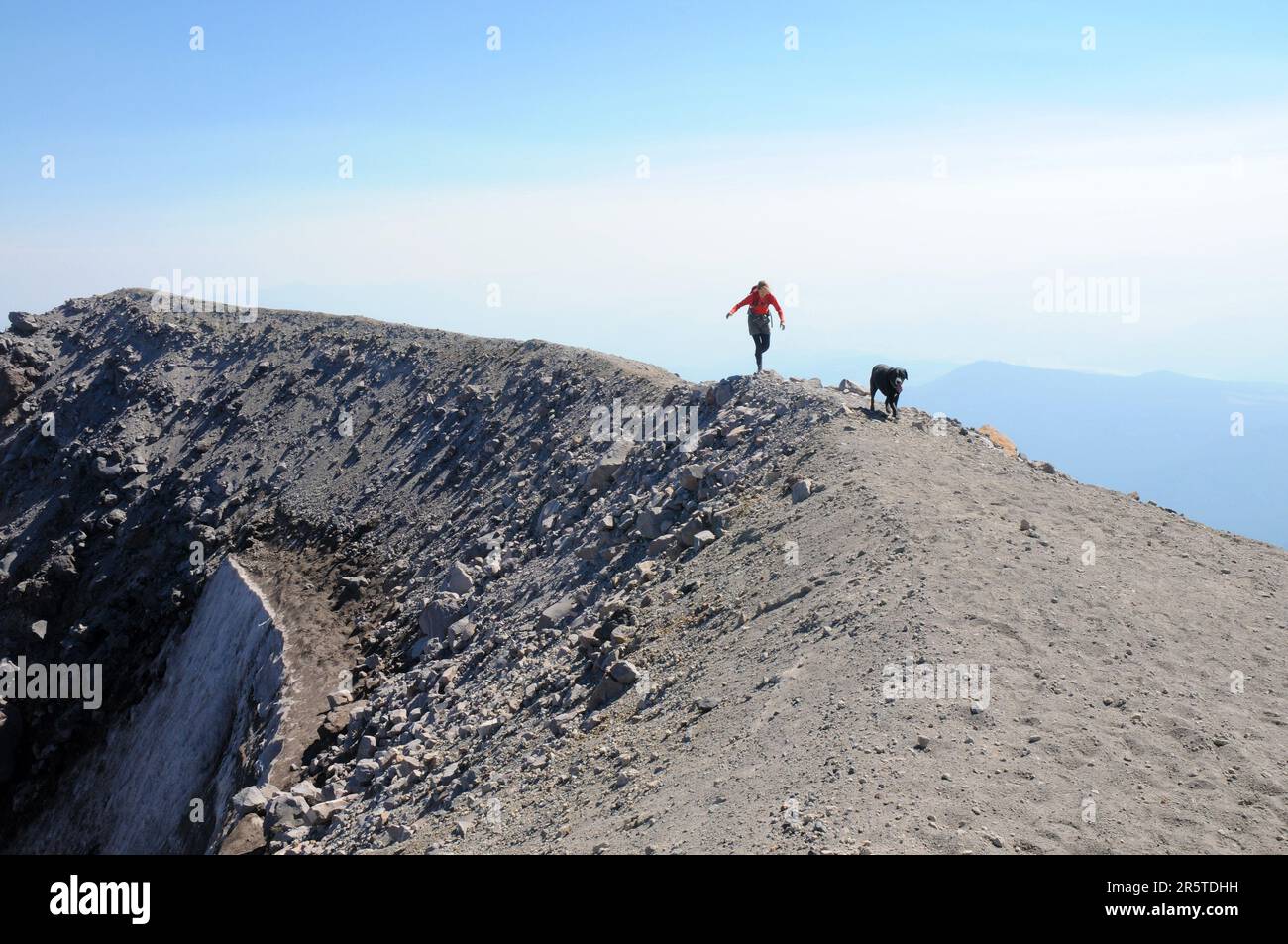 Arrampicatore trekking il bordo che si avvicina alla cima del Monte Saint Helen, Stato di Washington. STATI UNITI Foto Stock