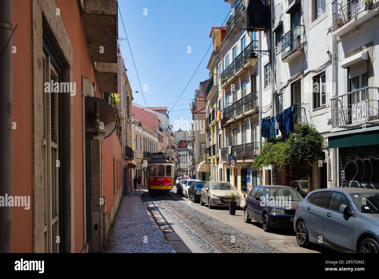 Tram numero 28e che attraversa le strette strade di Lisbona Foto Stock