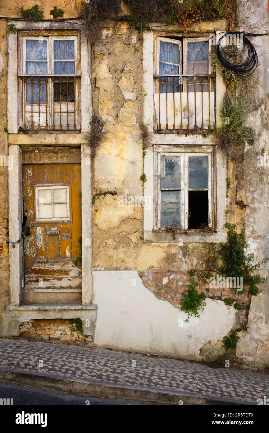 Facciata di una casa a schiera in stile derelitto a Lisbona Foto Stock