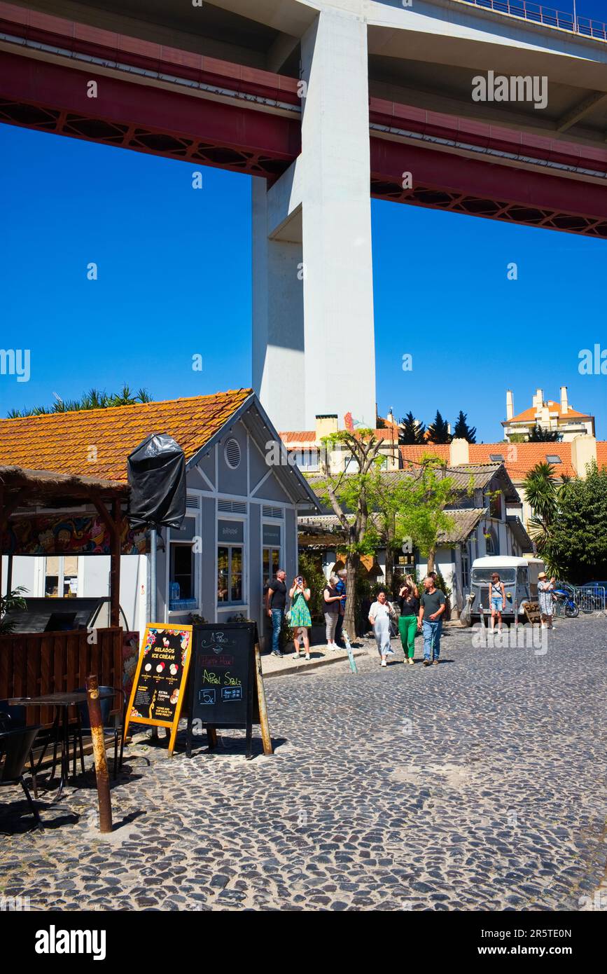 LX Factory area di artisti, negozi e ristoranti è dominata dal ponte del 25 aprile Foto Stock