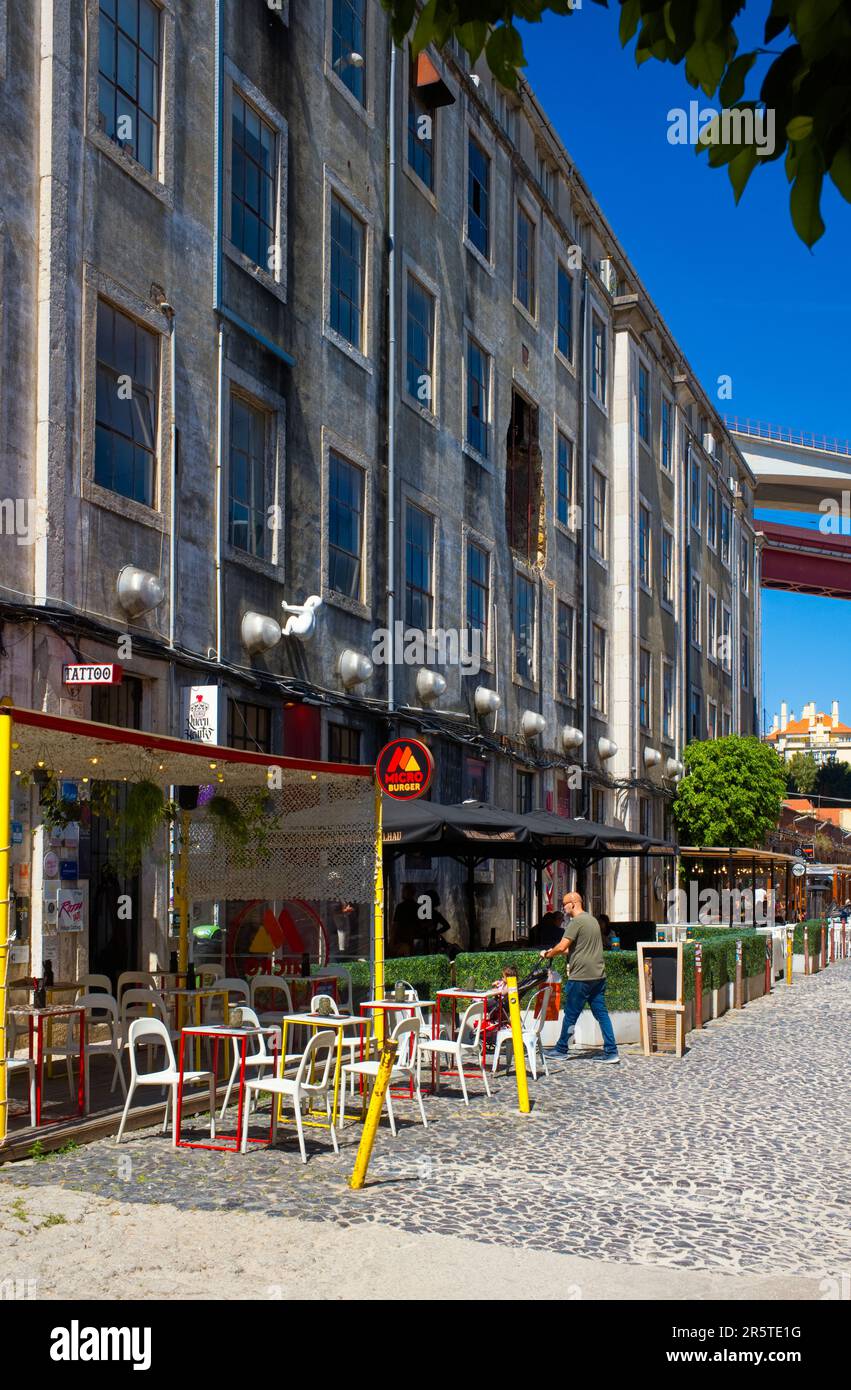 L'area della fabbrica LX ha molti vecchi magazzini convertiti in ristoranti, bar e luoghi d'arte Foto Stock