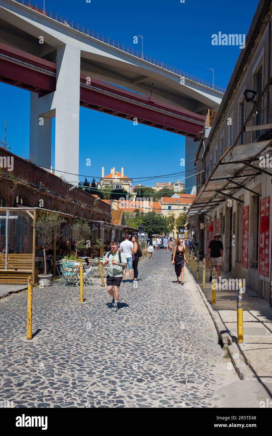 L'area della fabbrica LX è dominata dal ponte stradale e ferroviario del 25 aprile Foto Stock