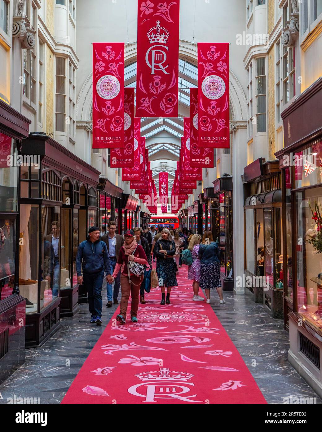 Londra, Regno Unito - Aprile 30th 2023: Striscioni per commemorare l'incoronazione di sua Maestà Re Carlo III, appesi alla Burlington Arcade di Londra, Regno Unito. Foto Stock