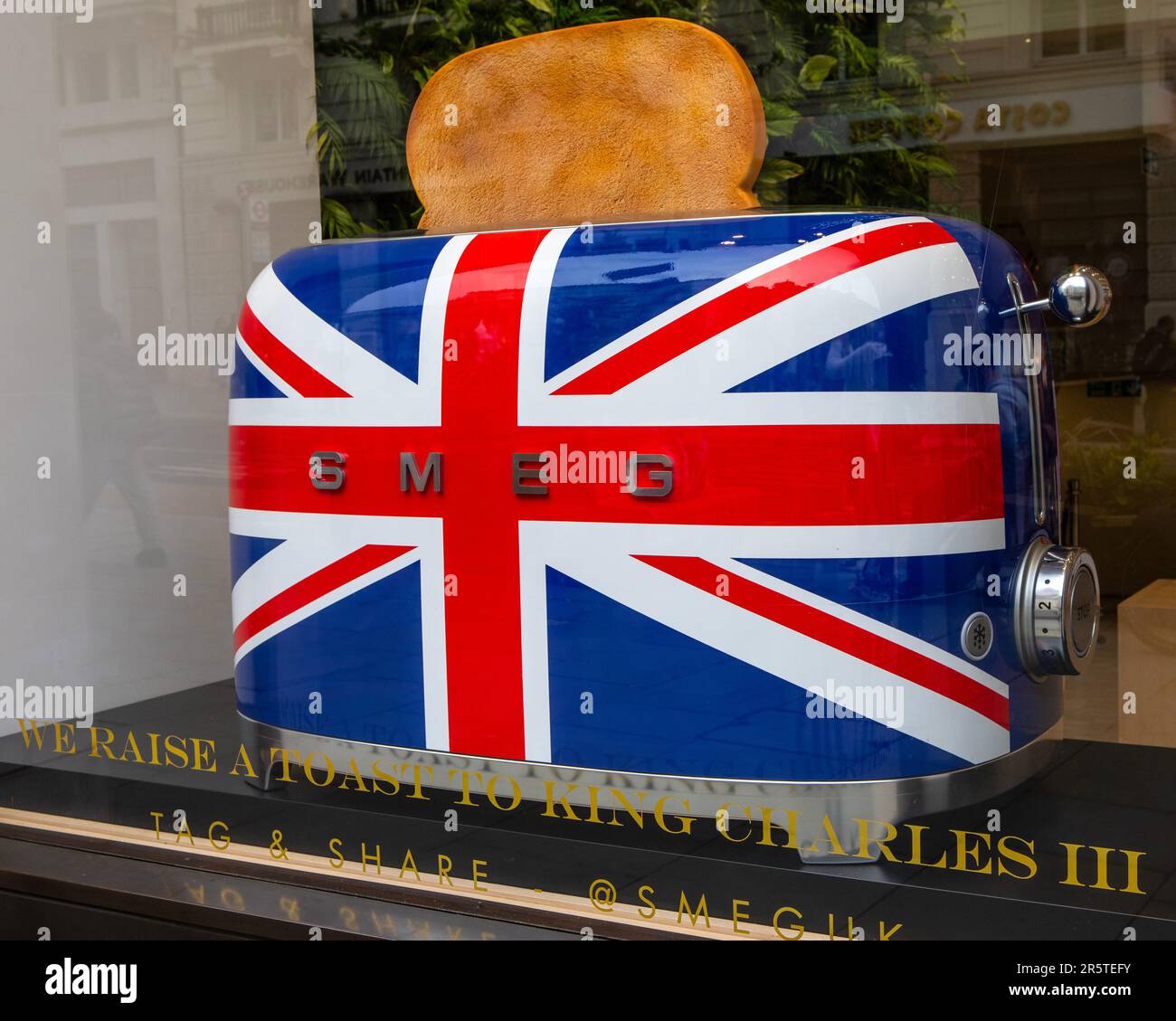 Londra, Regno Unito - Aprile 30th 2023: Una vetrina di un tostapane Union Flag Smeg di grandi dimensioni, per commemorare l'incoronazione di Re Carlo III Foto Stock