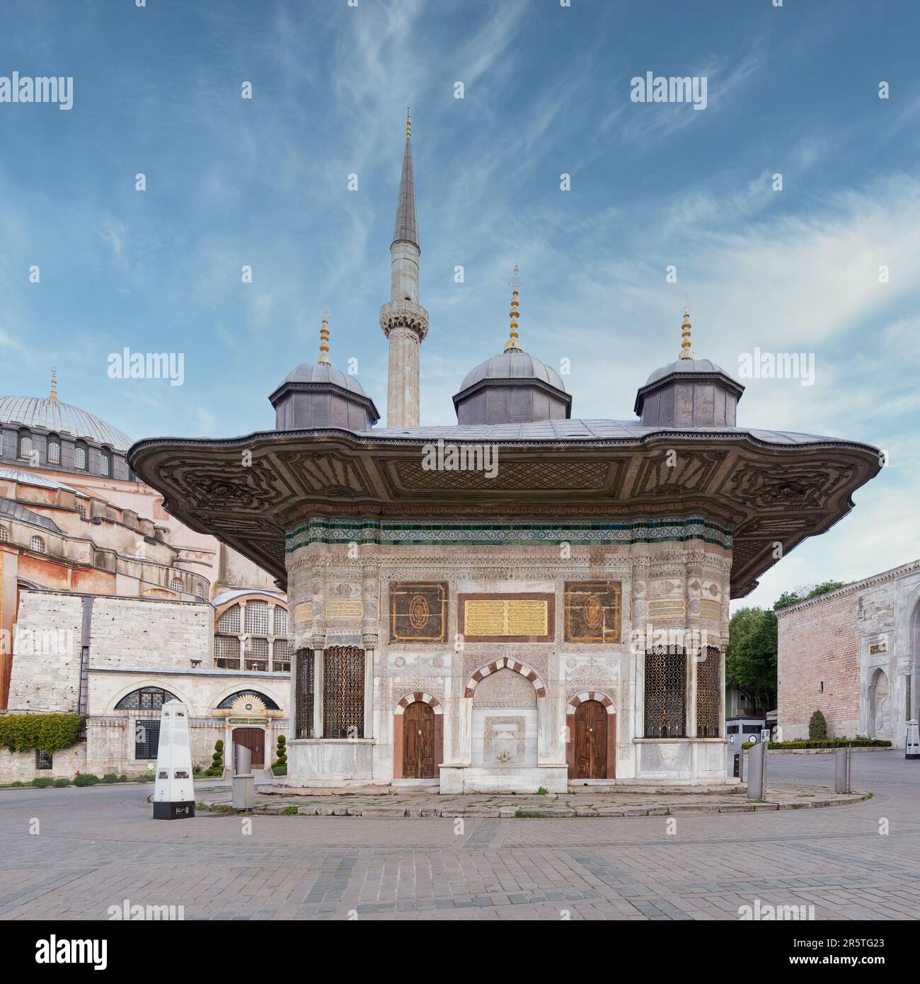 Fontana del sultano Ahmed III, aka Ahmet Cesmesi, una fontana di acqua rococò turca pubblica del 17th ° secolo, o Sabil, situato nella Piazza Grande, vicino alla porta Imperiale del Palazzo Topkapi, Istanbul, Turchia Foto Stock