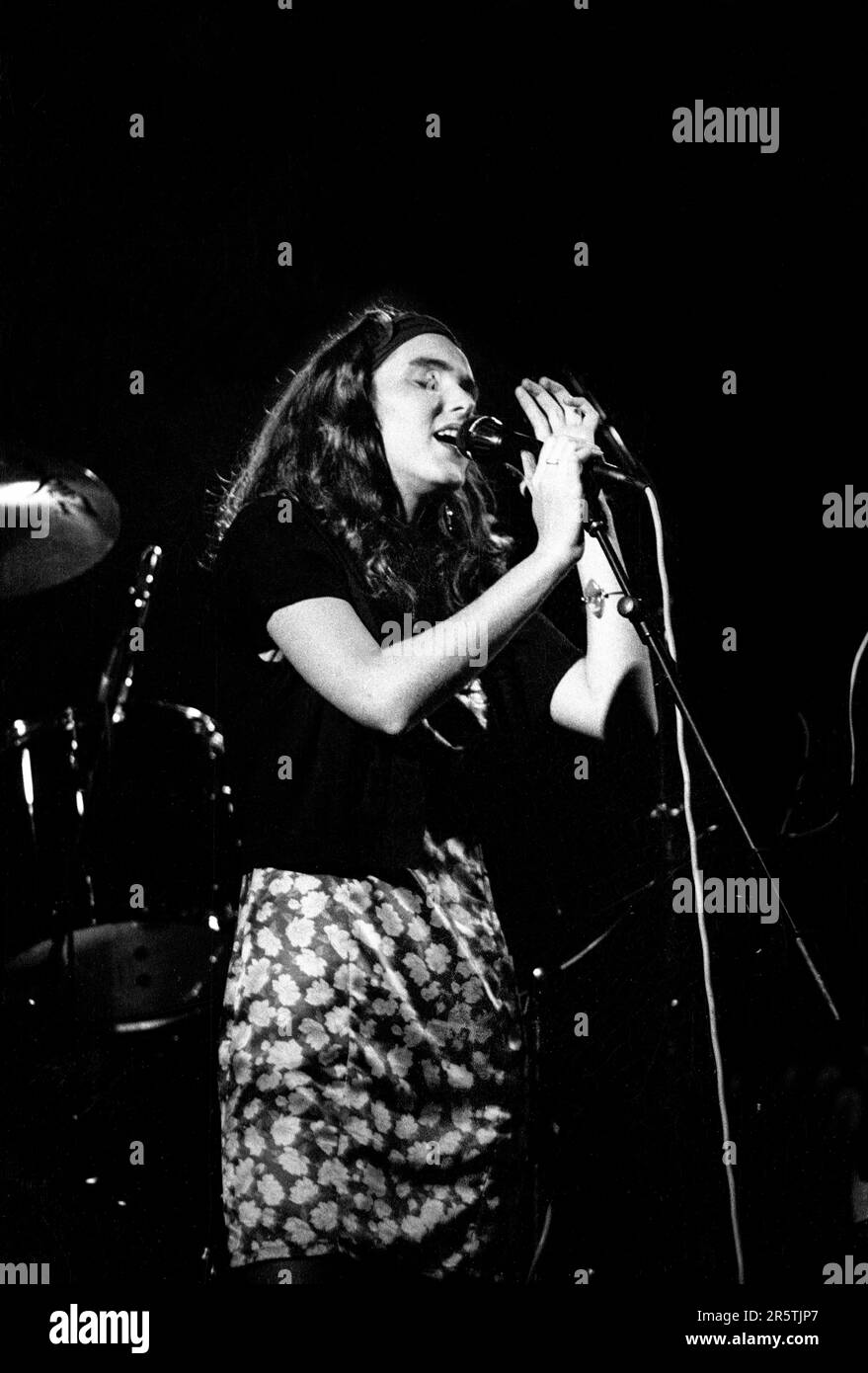 La cantante Moira Lambert con la gente pastorale britannica agisce Faith Over Reason (Moira ha anche cantato il primo singolo di St Etienne) suonando dal vivo all'Università di Cardiff il 10 ottobre 1991. Fotografia: Rob Watkins Foto Stock