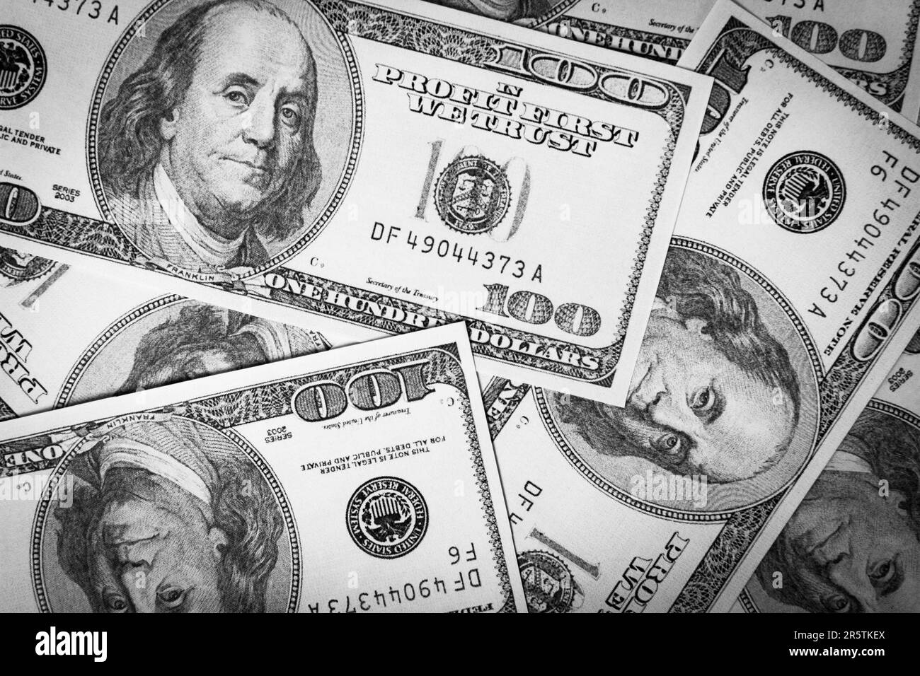 Sfondo dalle fatture in dollari. Sfondo dei soldi. Mucchio di soldi sul tavolo. Cento dollari.. Foto Stock