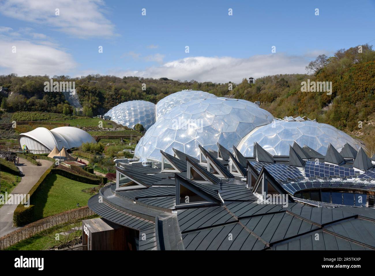 Cupole giganti dell'Eden Project, vicino a St Austell, Cornovaglia, Inghilterra, Regno Unito Foto Stock