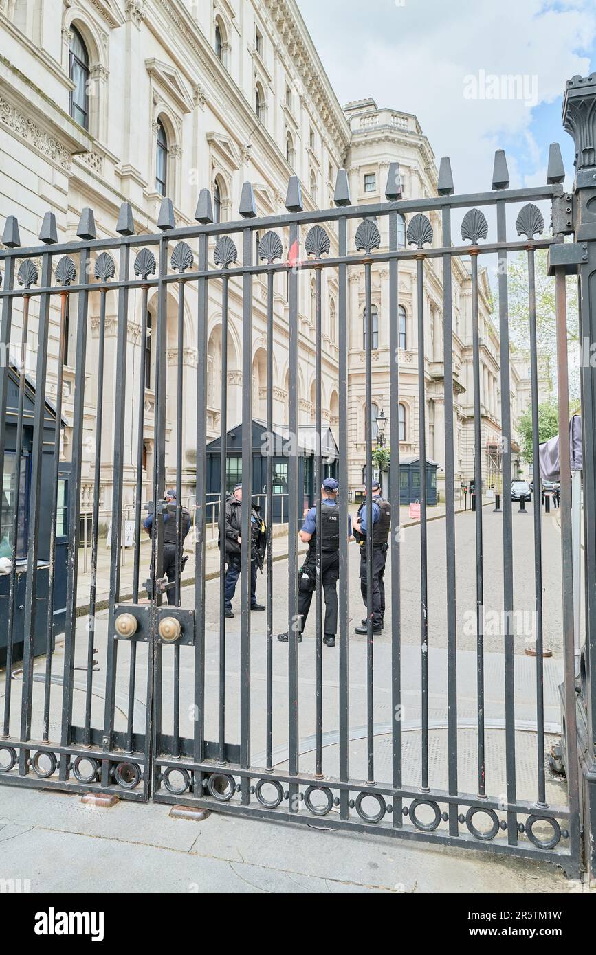 Ufficiali di polizia armati alla recintata chiusa a Downing Street, a Whitehall, Londra, Inghilterra. Foto Stock