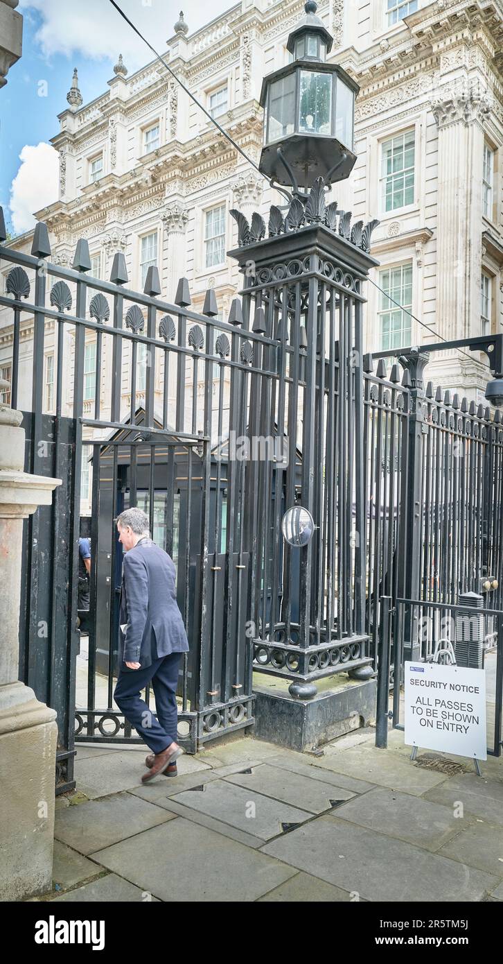 Un funzionario pubblico alla recintata chiusa di Downing Street, a Whitehall, Londra, Inghilterra. Foto Stock